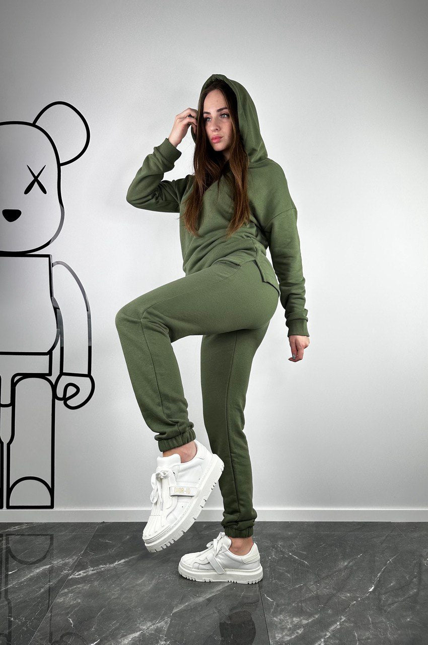 Zaļš trikotto uzvalks