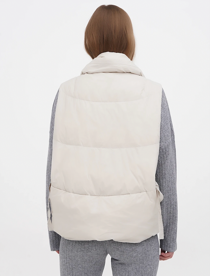 Gaiši bēša Veste ar kapuci