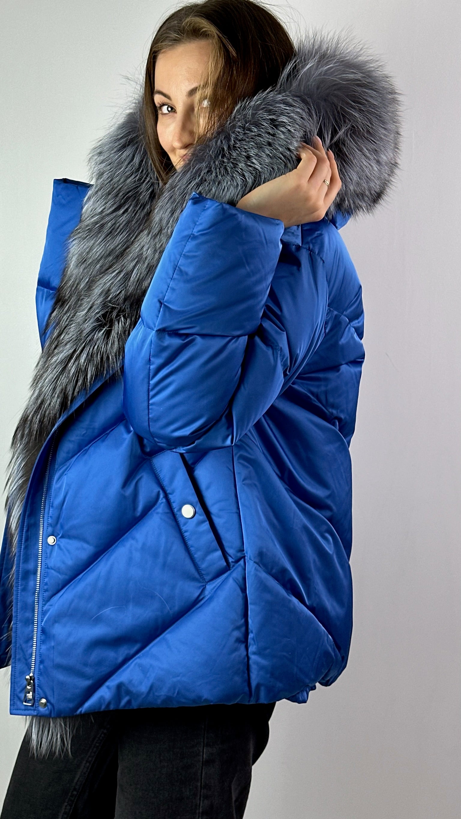 Elektriski zila dūnu jaka sievietēm ar sudraba lapsas kažokādu Baltic 70 cm