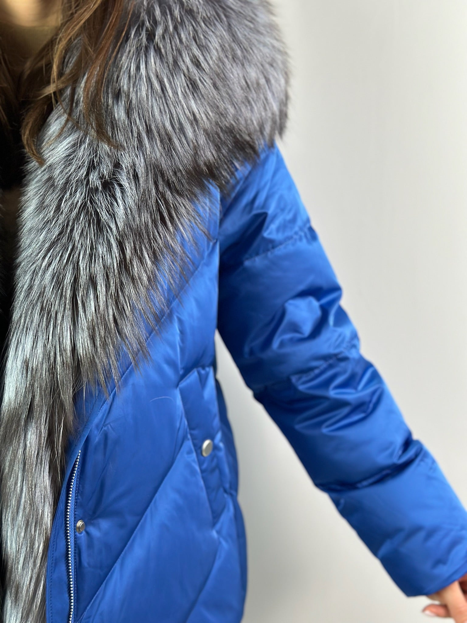 Elektriski zila dūnu jaka sievietēm ar sudraba lapsas kažokādu Baltic 70 cm