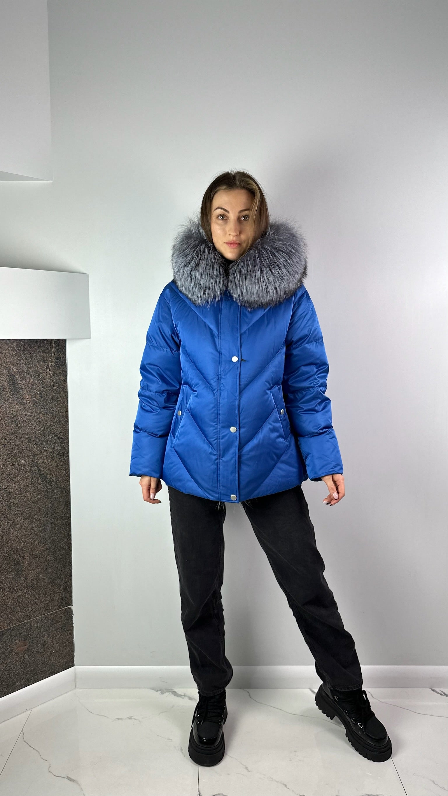 Elektriski zila dūnu jaka sievietēm ar sudraba lapsas kažokādu Baltic 70 cm