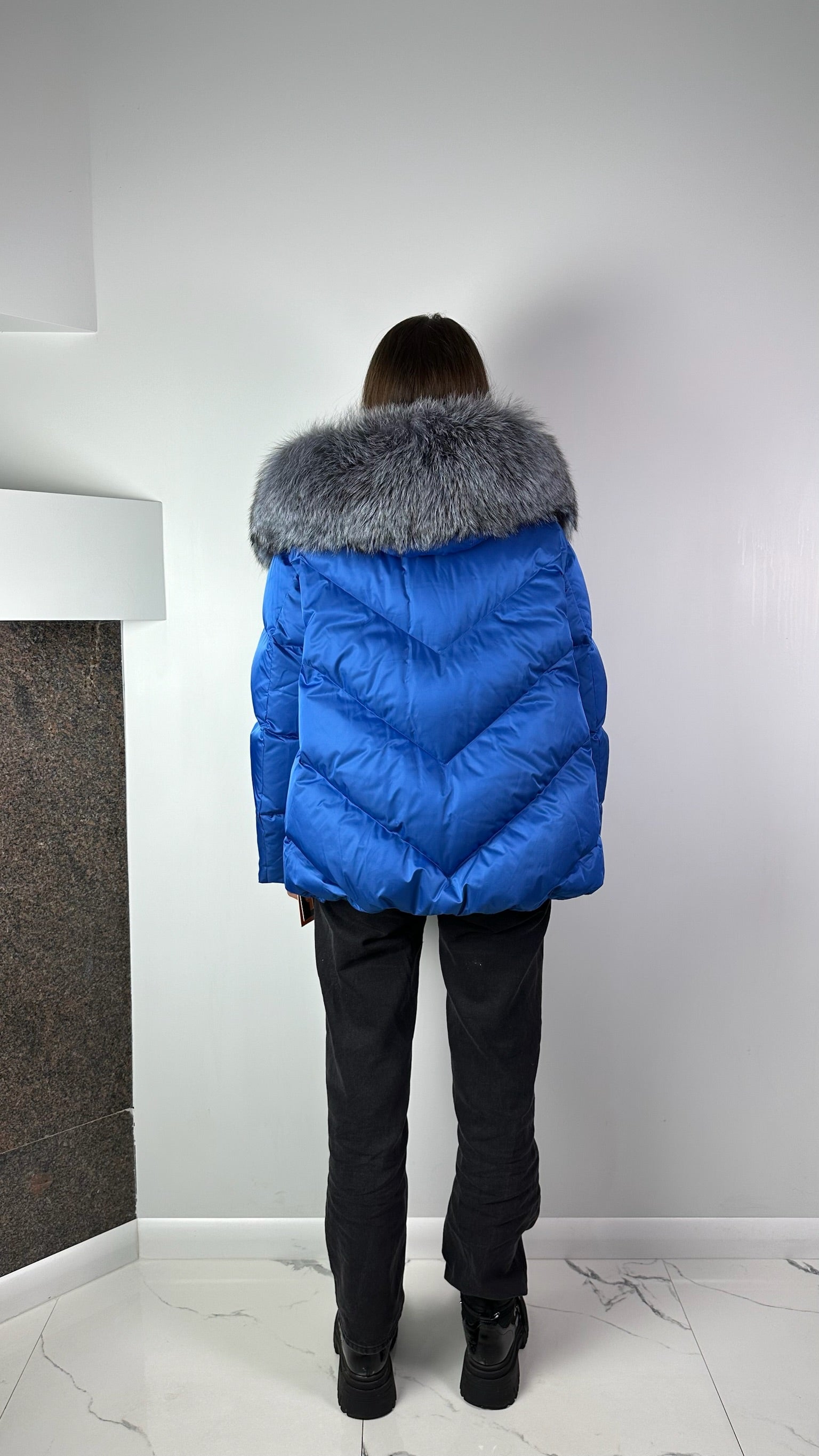 Elektriski zila dūnu jaka sievietēm ar sudraba lapsas kažokādu Baltic 70 cm