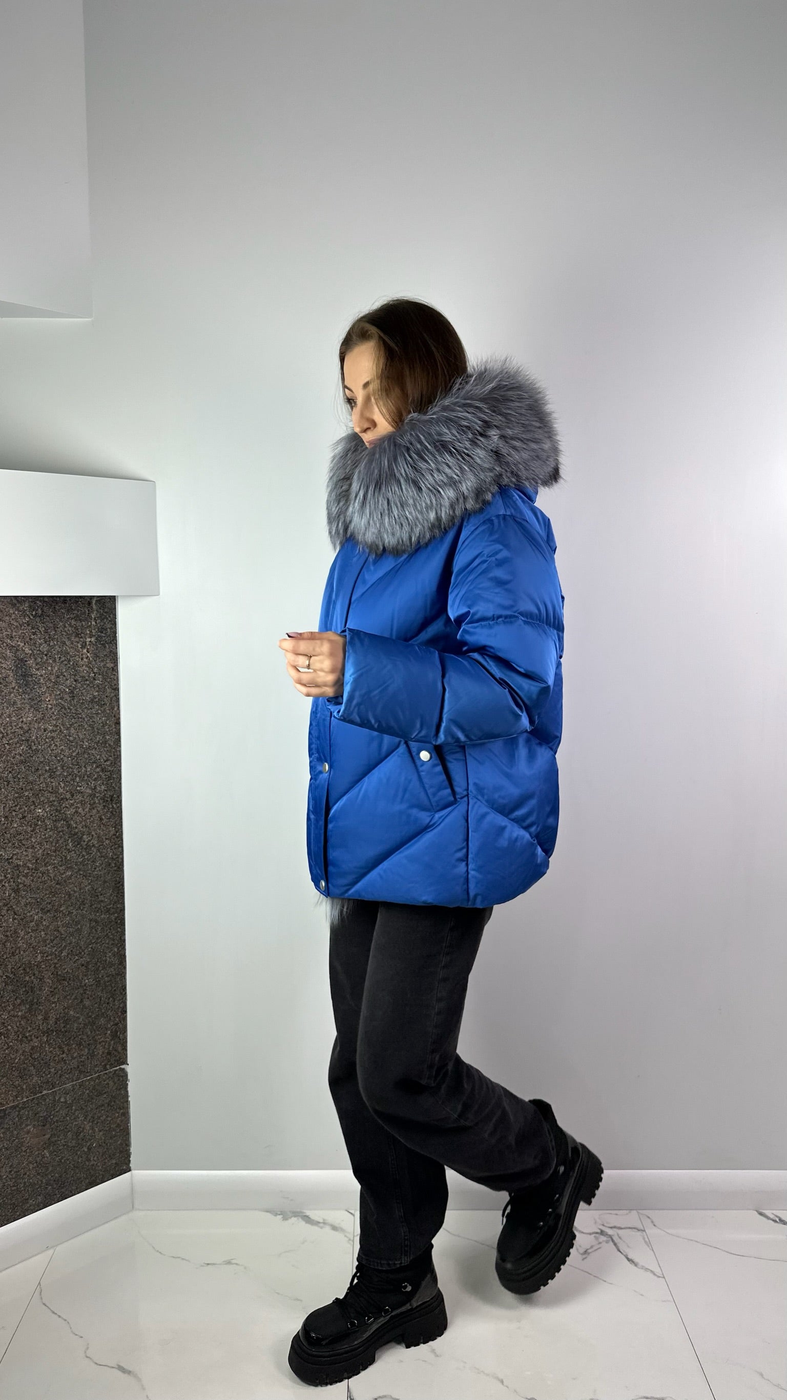 Elektriski zila dūnu jaka sievietēm ar sudraba lapsas kažokādu Baltic 70 cm