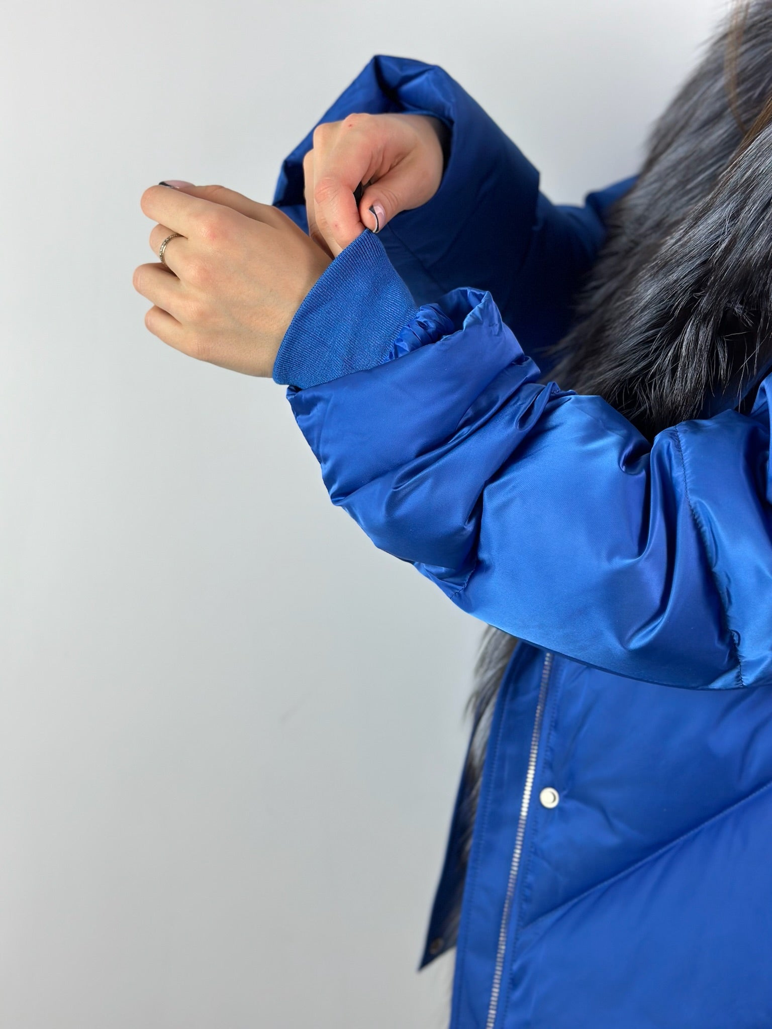 Elektriski zila dūnu jaka sievietēm ar sudraba lapsas kažokādu Baltic 70 cm