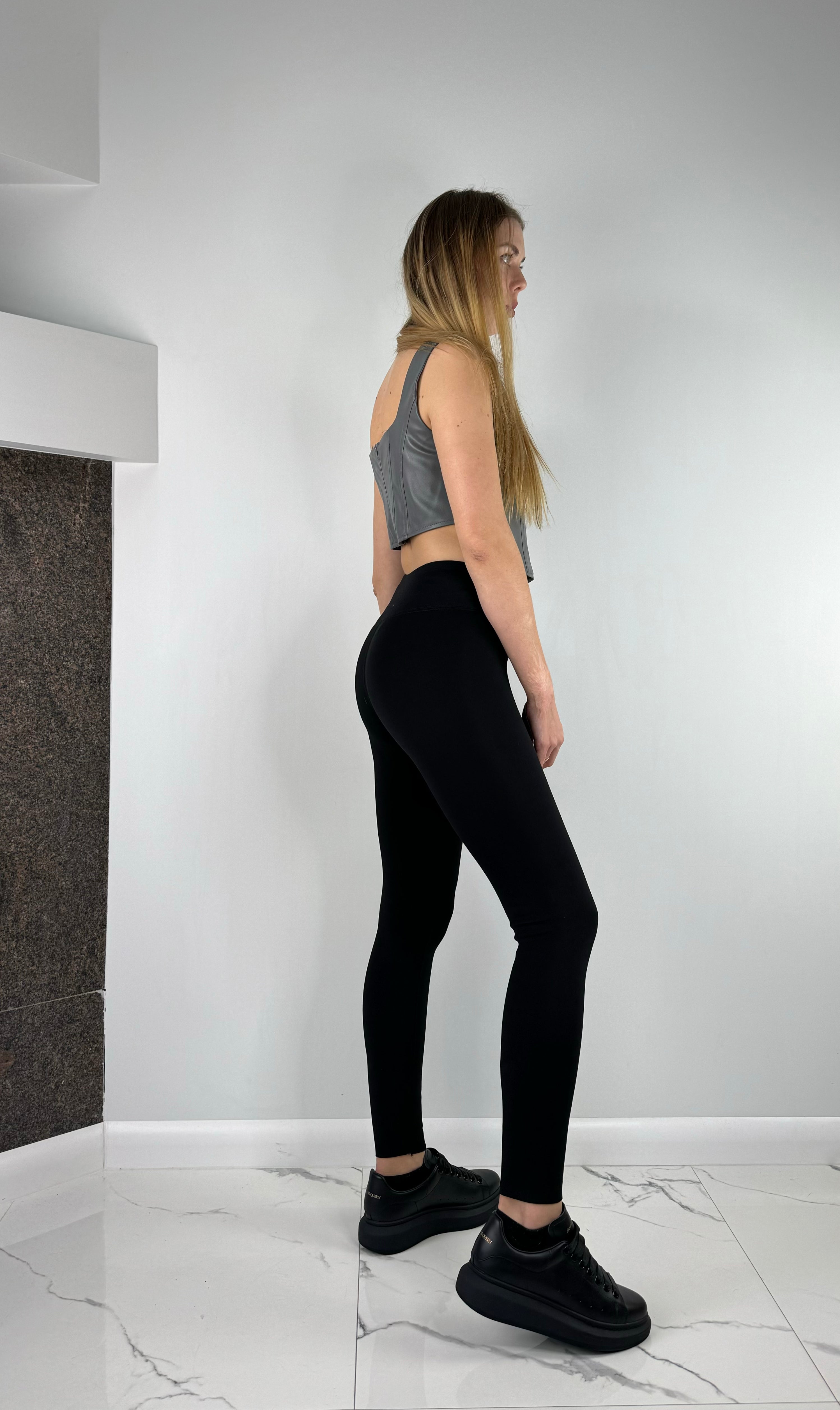 Melni izolēti legingi