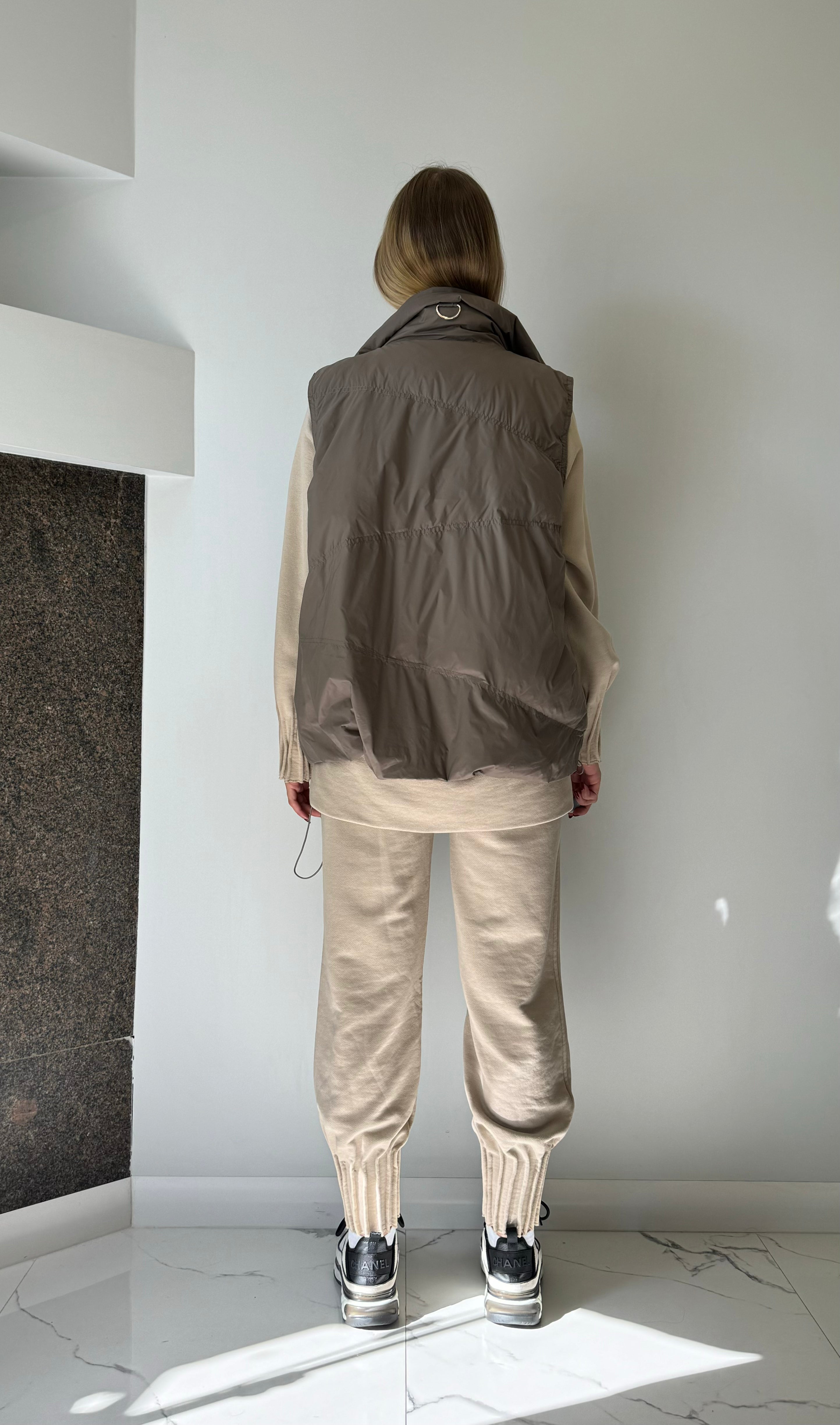 Brūna veste ar kapuci