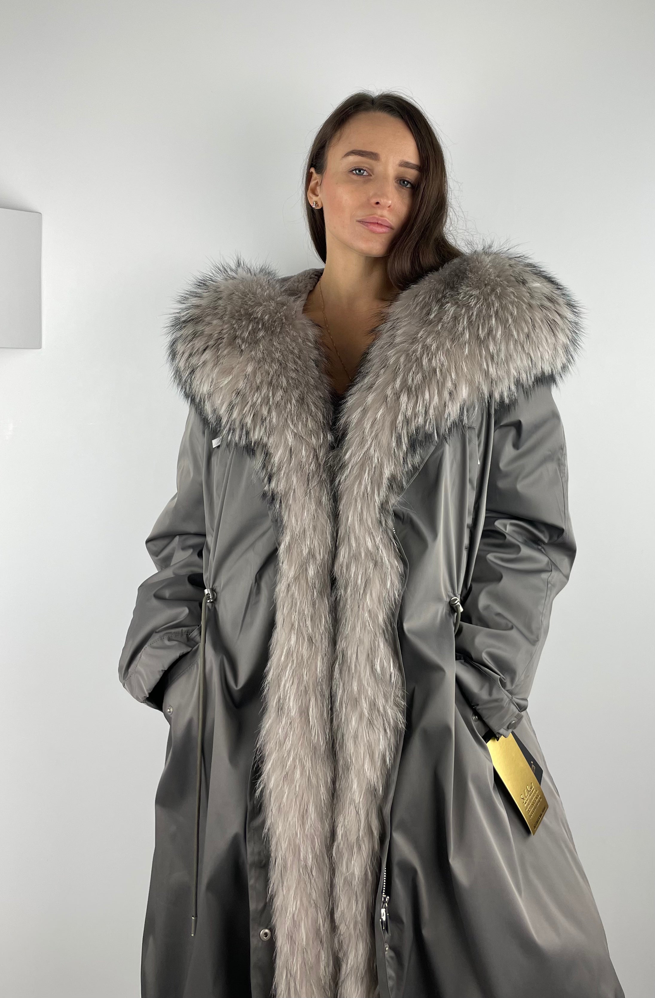 Parka LUX tumši pelēka ar Beige jenots kažokādu un Rex truša kažokādu sievietēm 103 cm