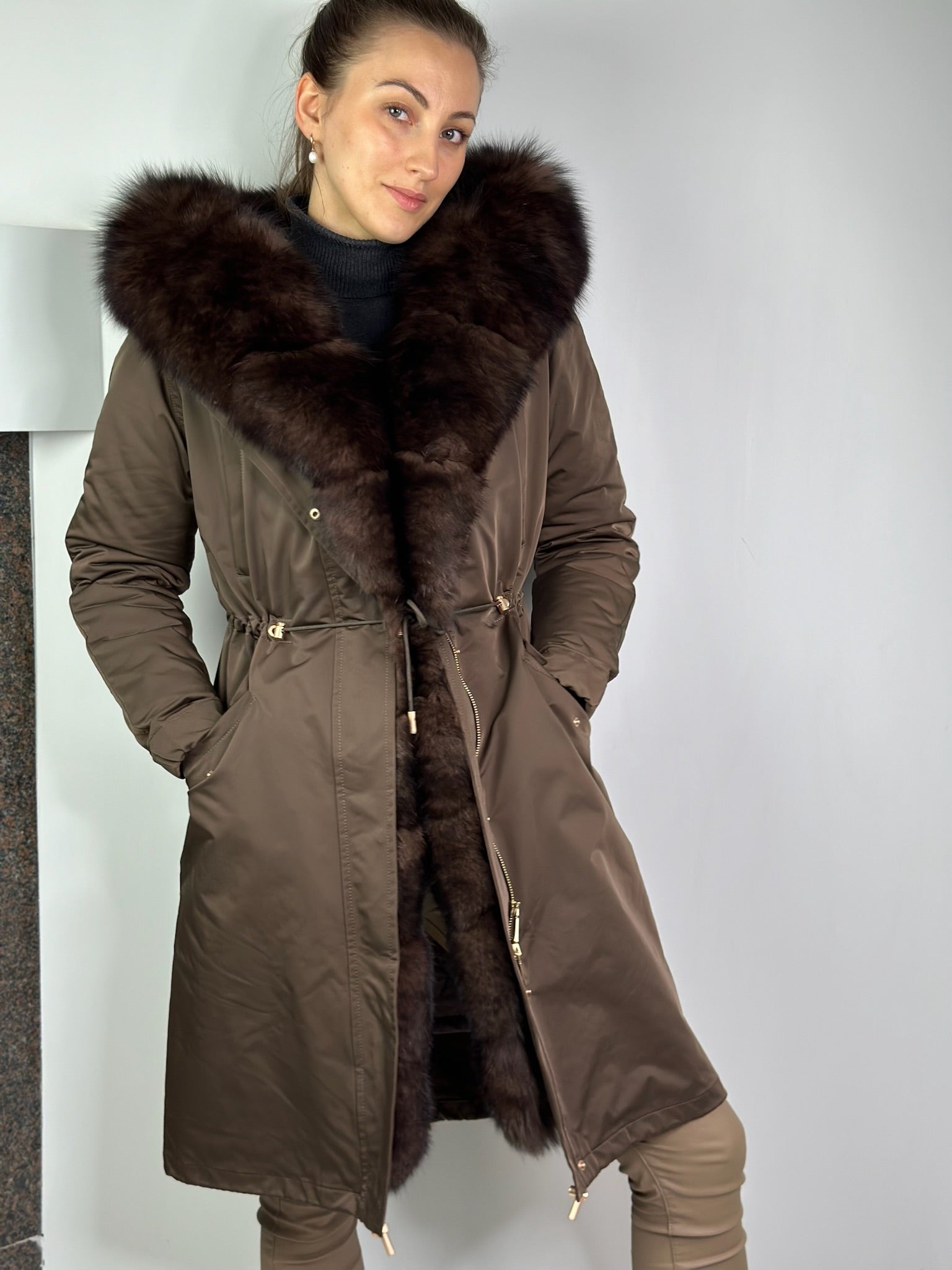 Parka LUX Brown ar Brown Artic kažokādu un oderi ar Rex truša kažokādu sievietēm 103 cm