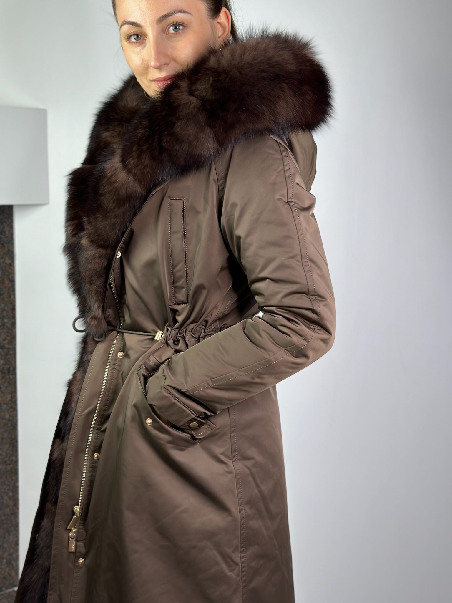 Parka LUX Brown ar Brown Artic kažokādu un oderi ar Rex truša kažokādu sievietēm 103 cm