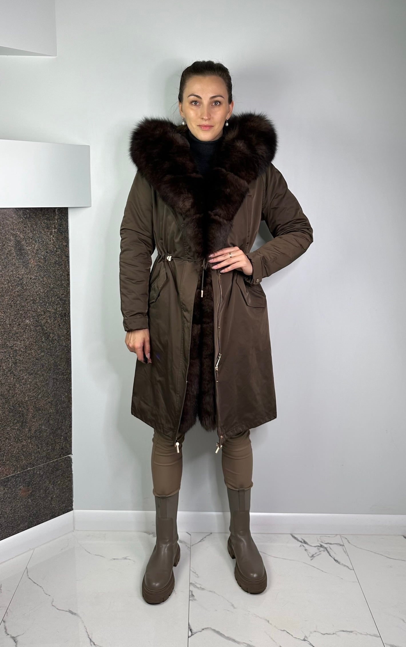 Parka LUX Brown ar Brown Artic kažokādu un oderi ar Rex truša kažokādu sievietēm 103 cm