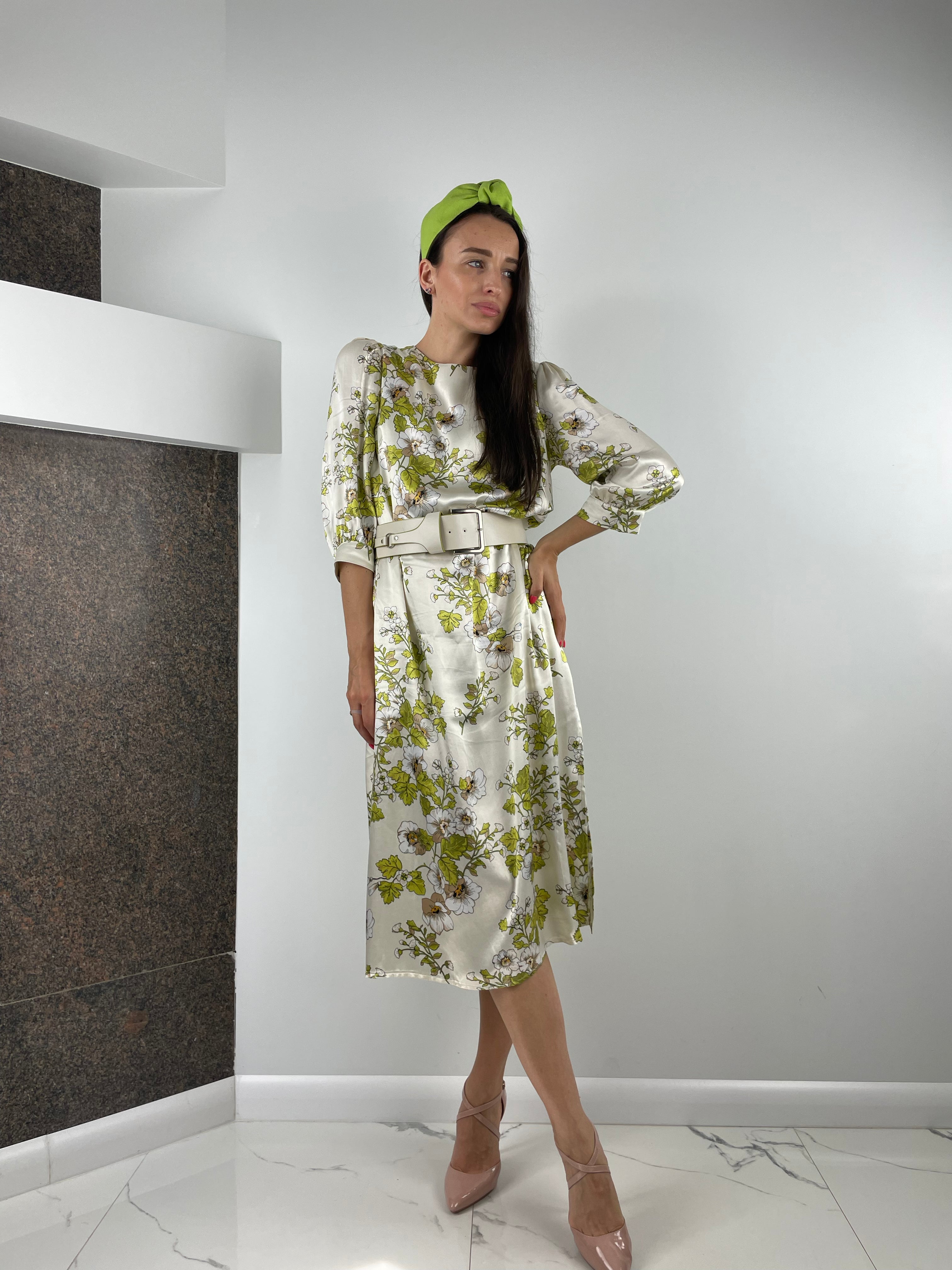 BEIGIE SATIN KLEITA ar kleitu