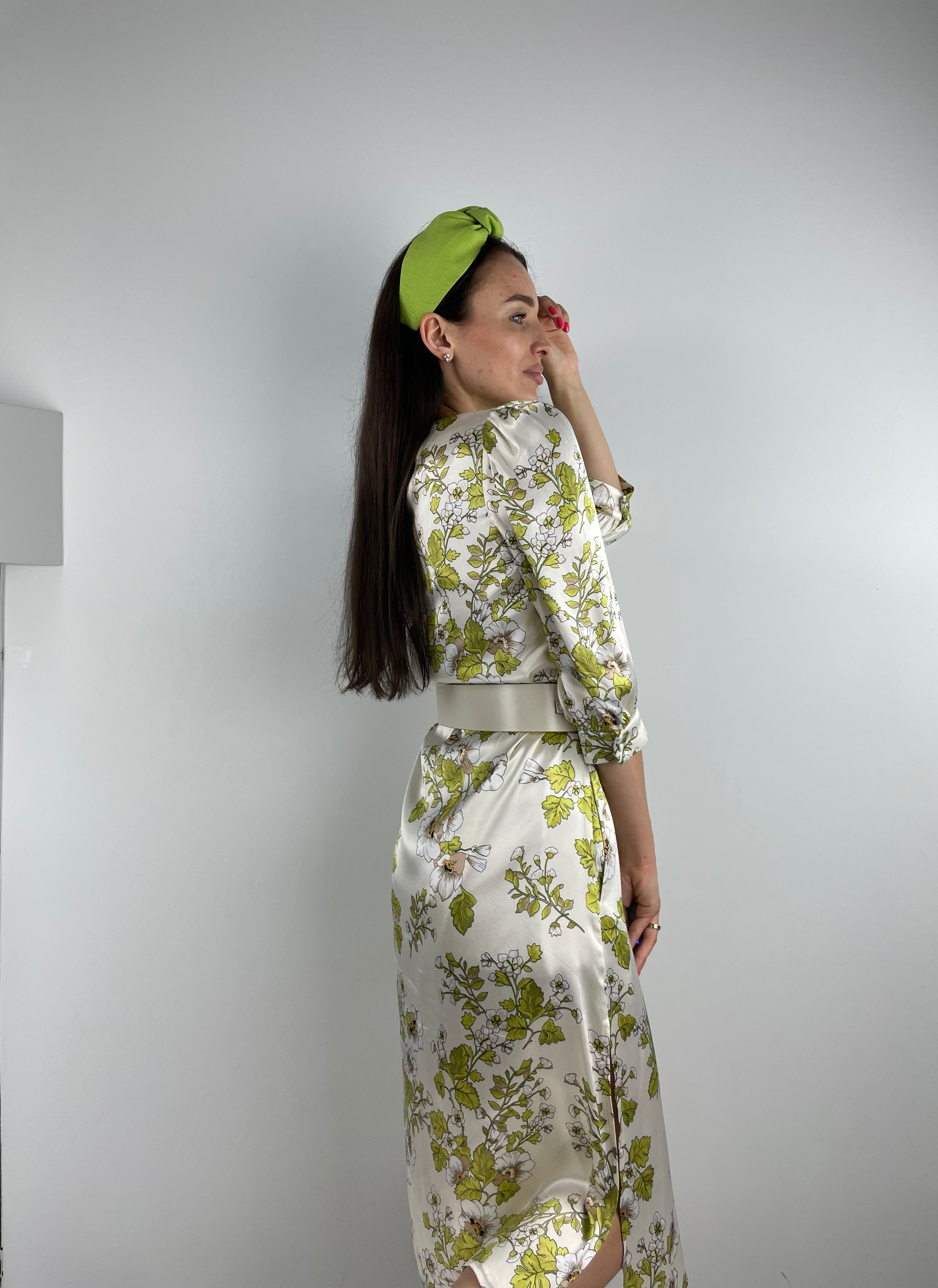 BEIGIE SATIN KLEITA ar kleitu