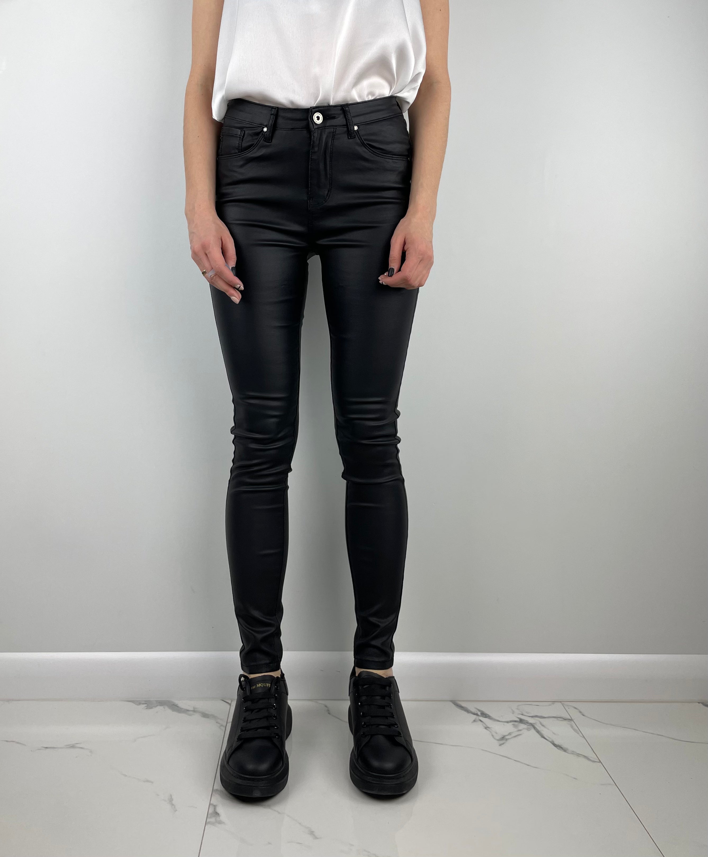 Melnas Eco Leather Bikses Labumi ar izolāciju