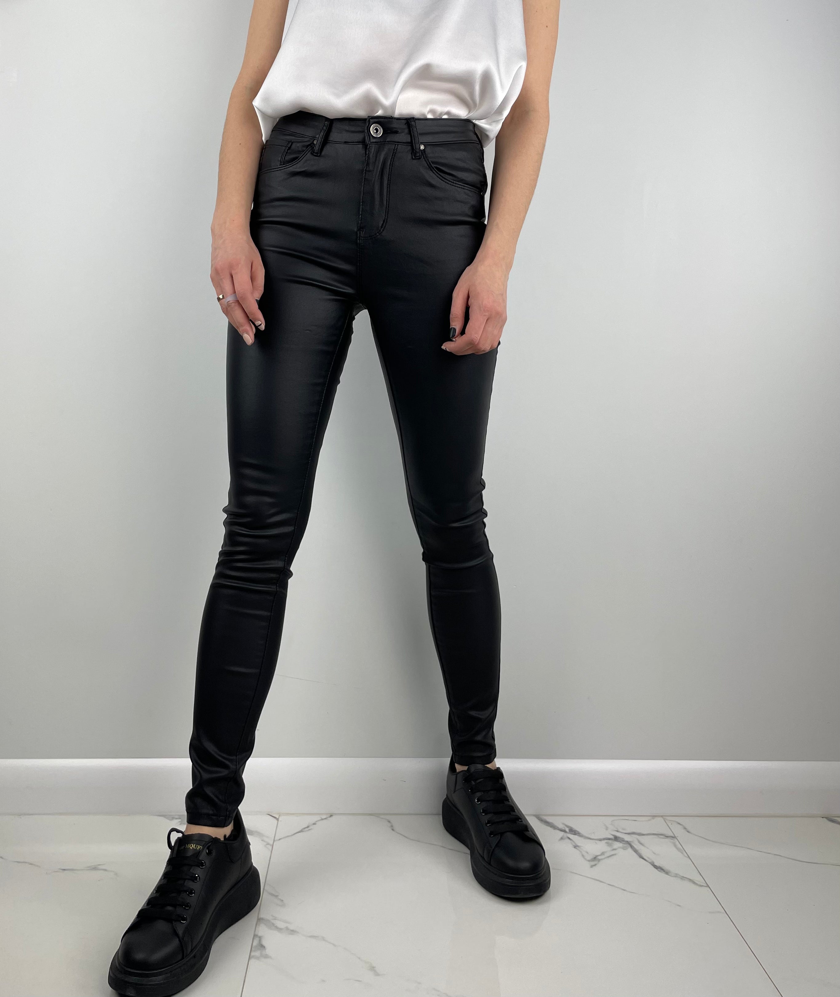 Melnas Eco Leather Bikses Labumi ar izolāciju