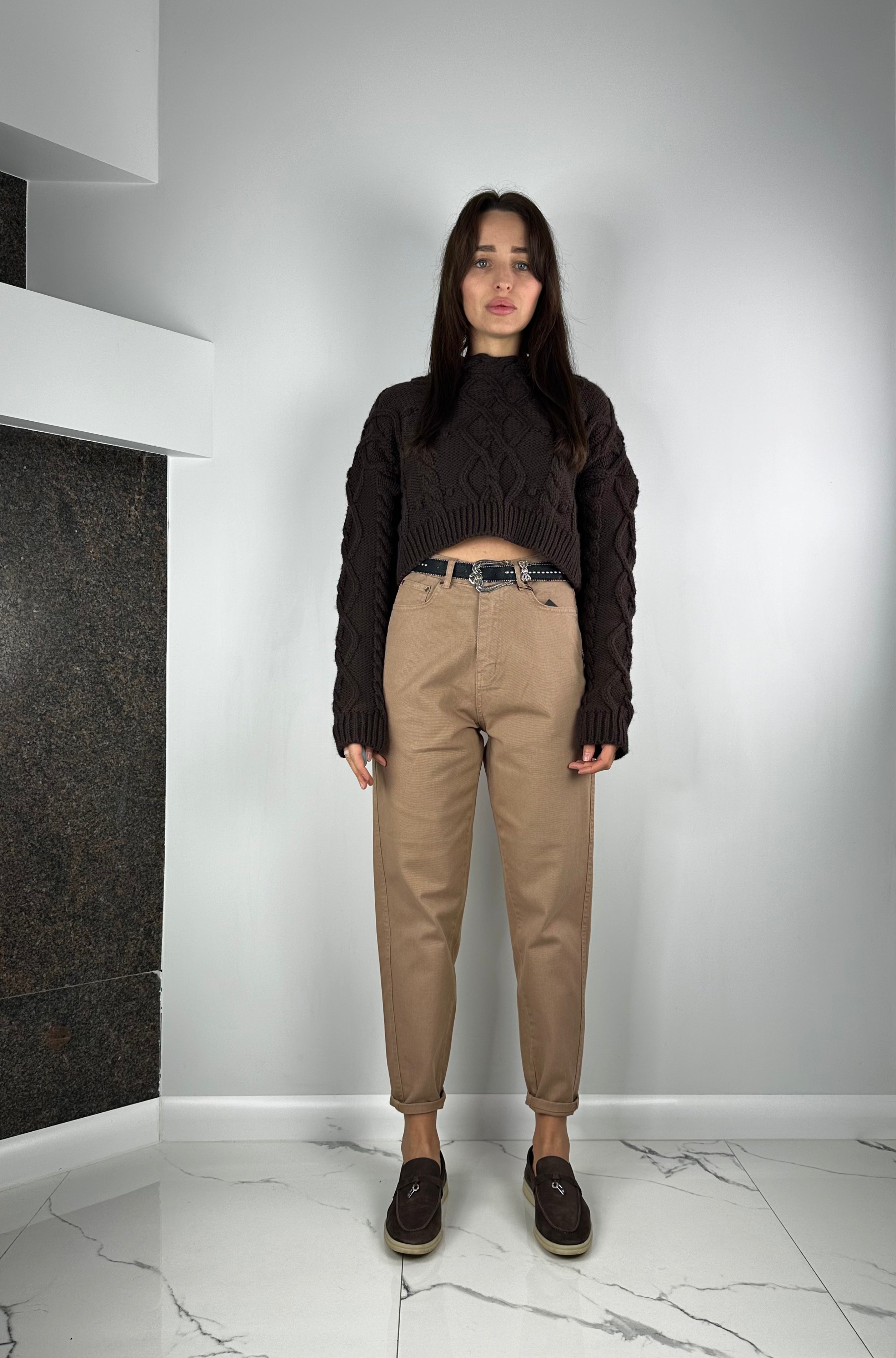 Mīkstie smilškrāsas džinsi