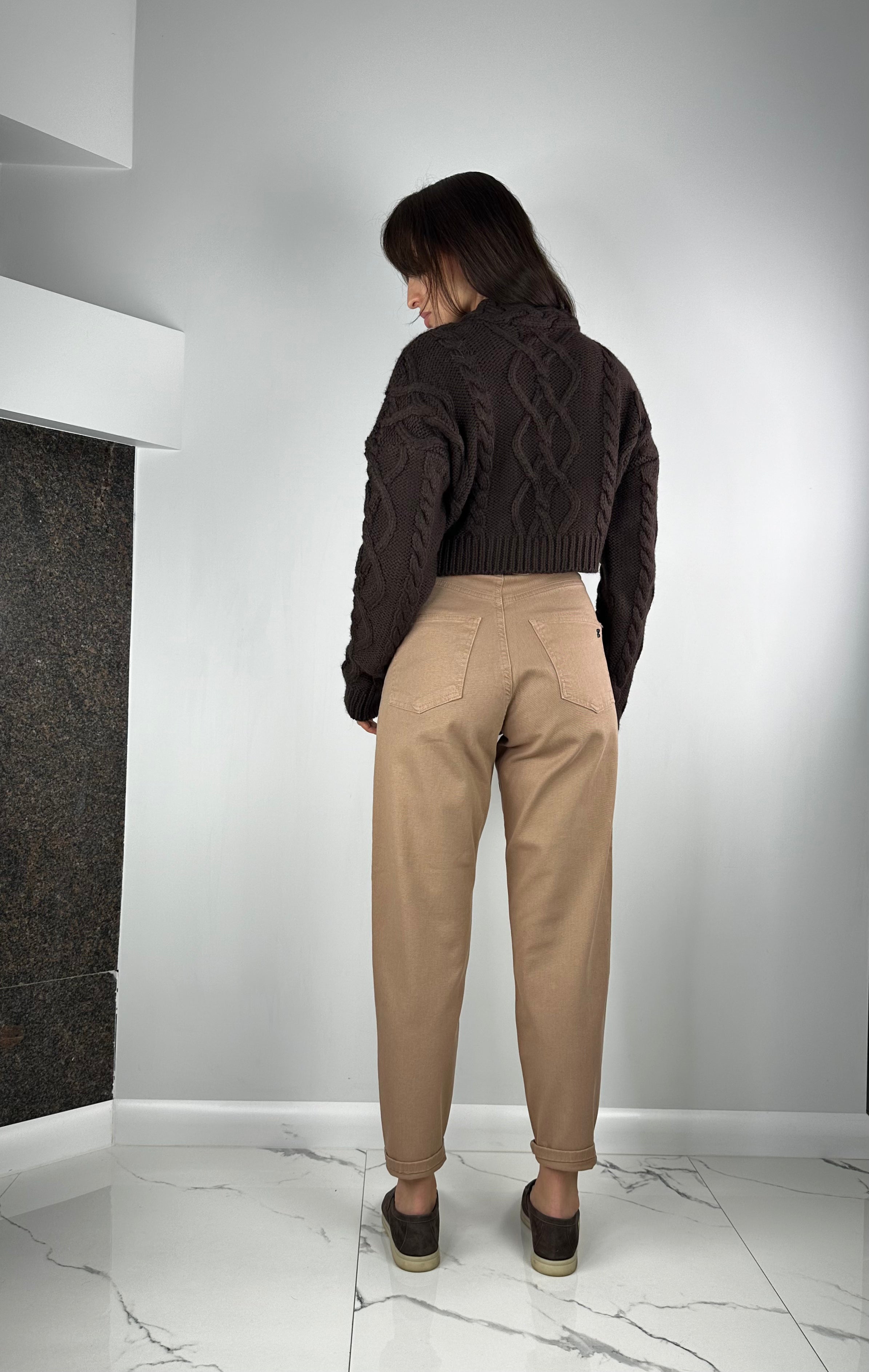 Mīkstie smilškrāsas džinsi