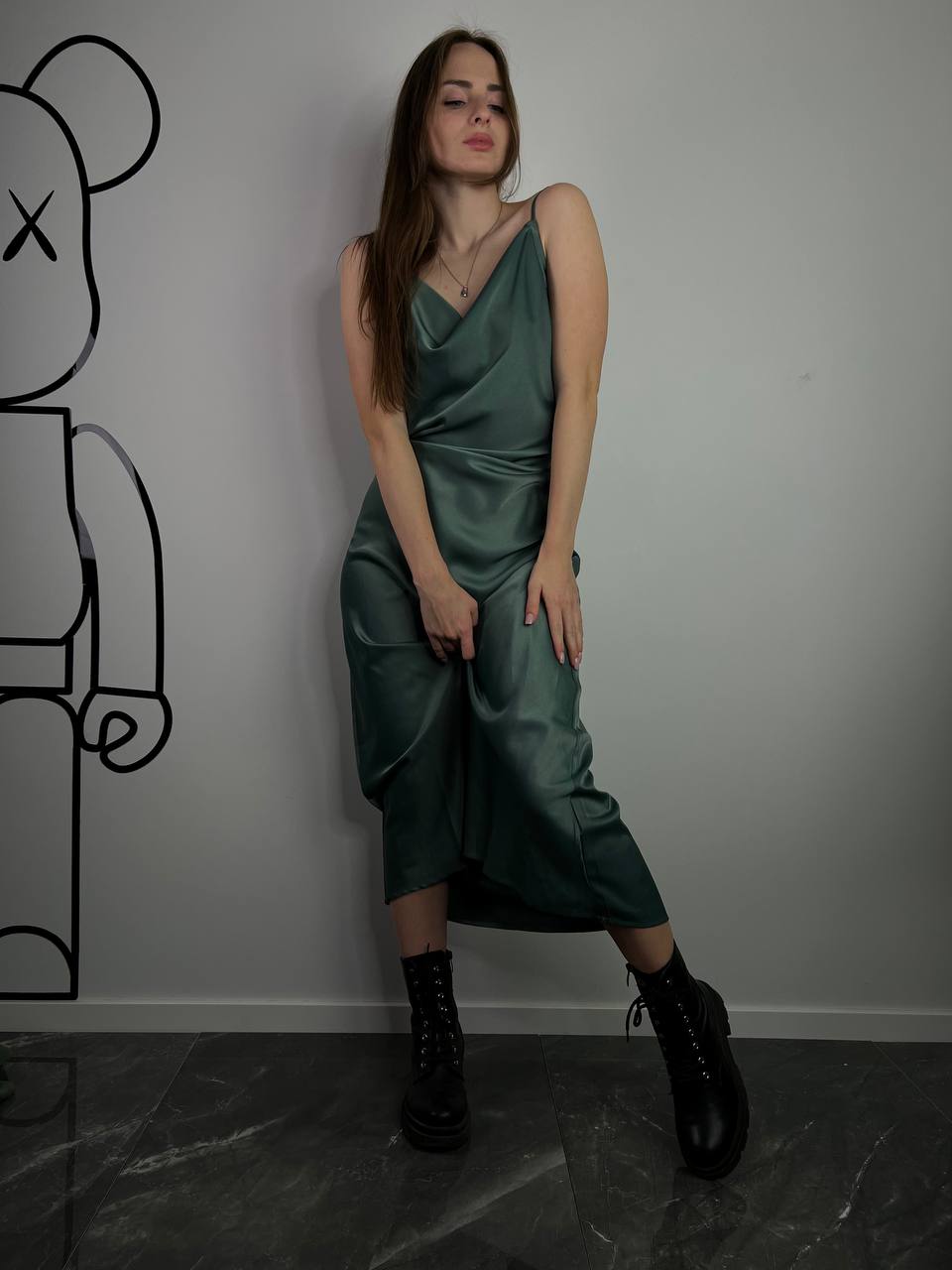 Zaļās vasaras smaragda satīna kleita