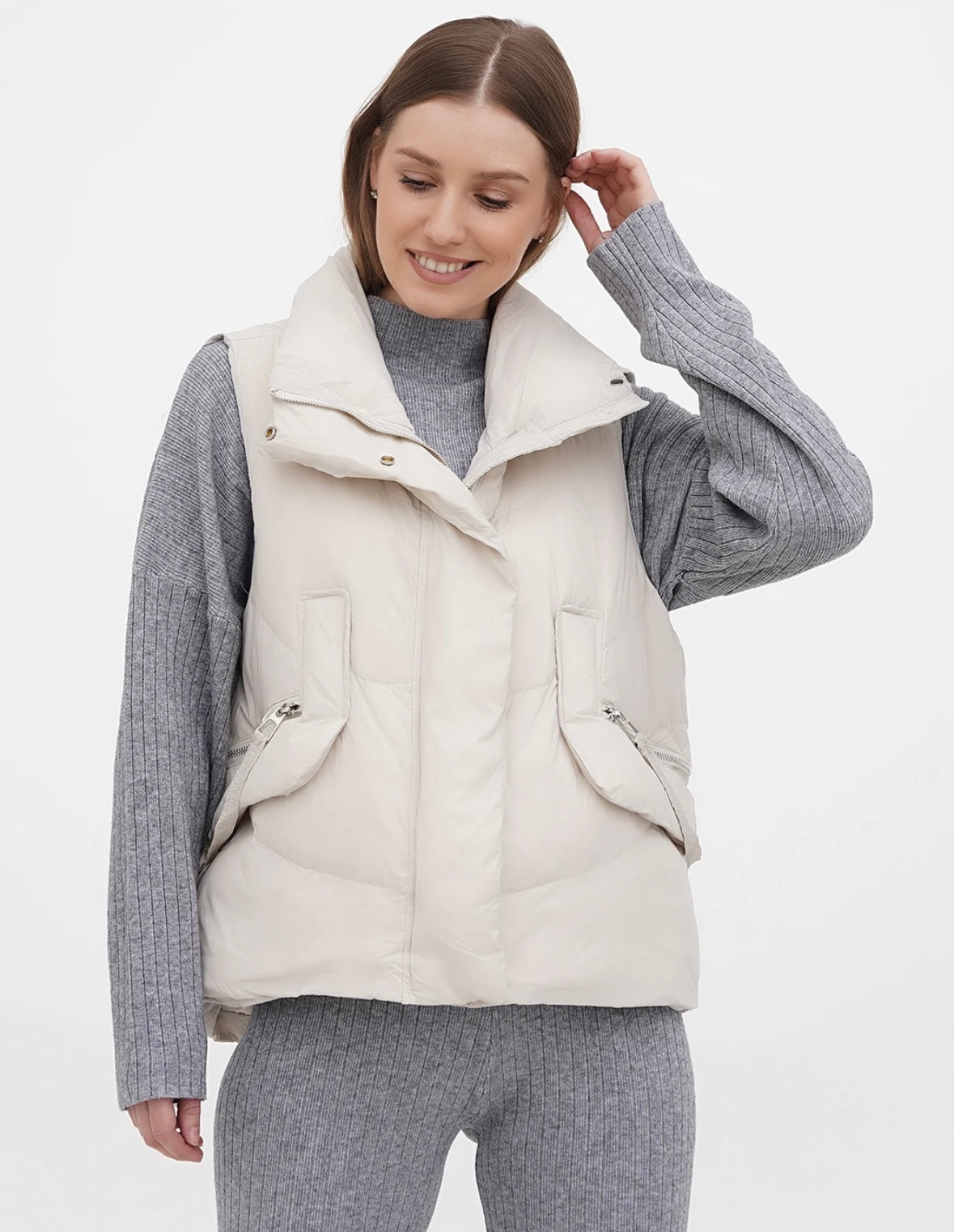 Gaiši bēša Veste ar kapuci