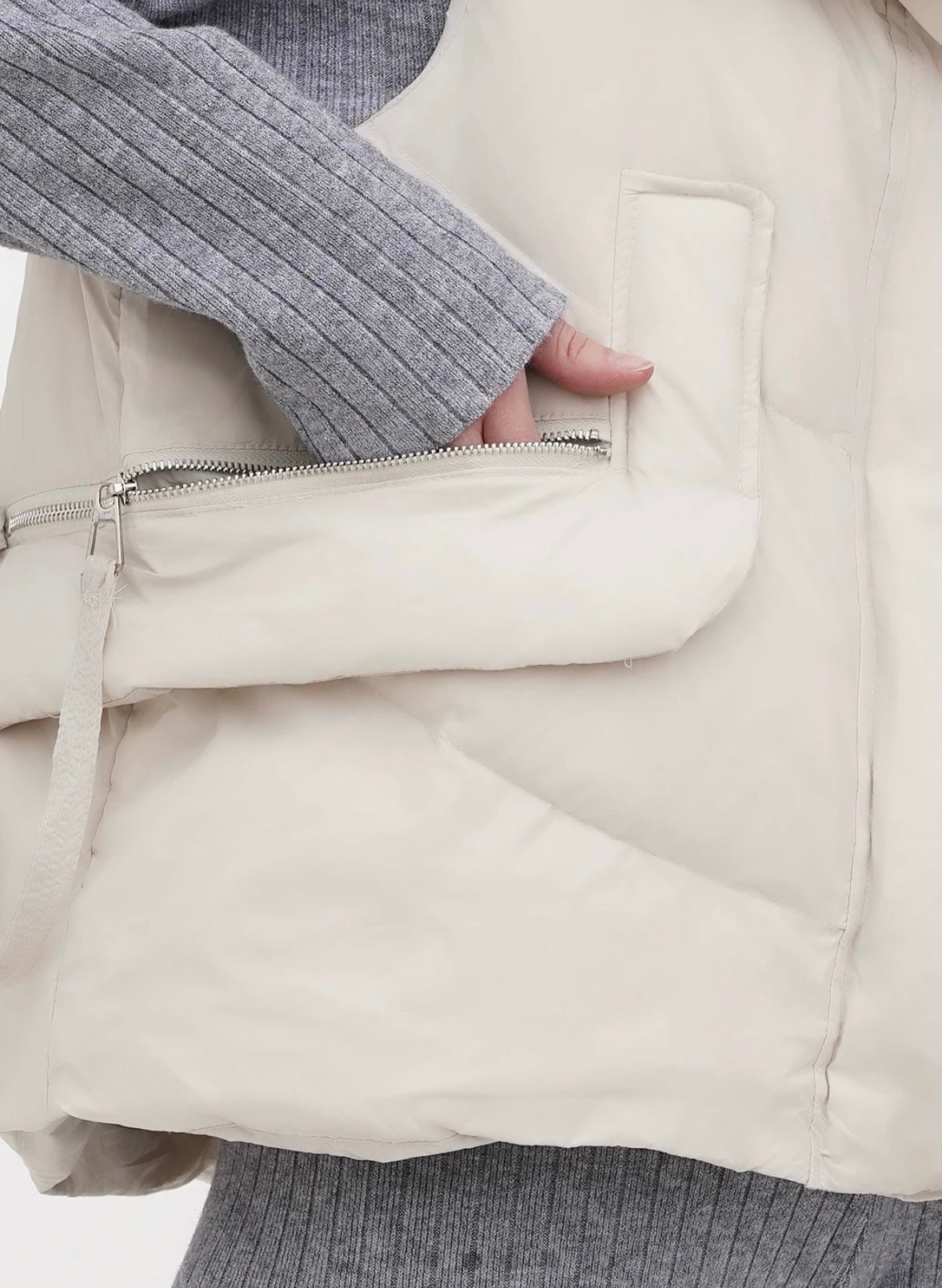 Gaiši bēša Veste ar kapuci