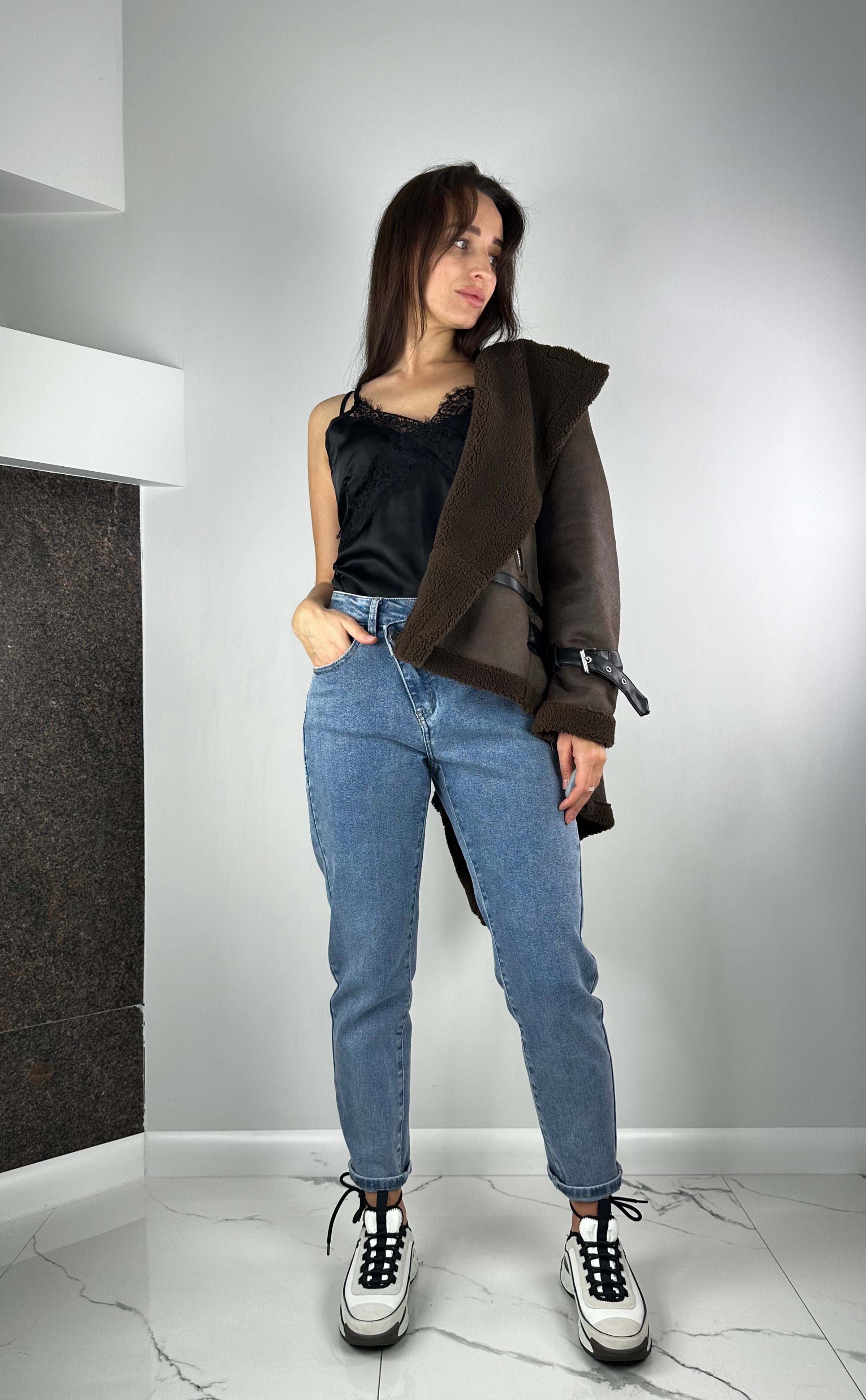 Brūns aitādas mētelis