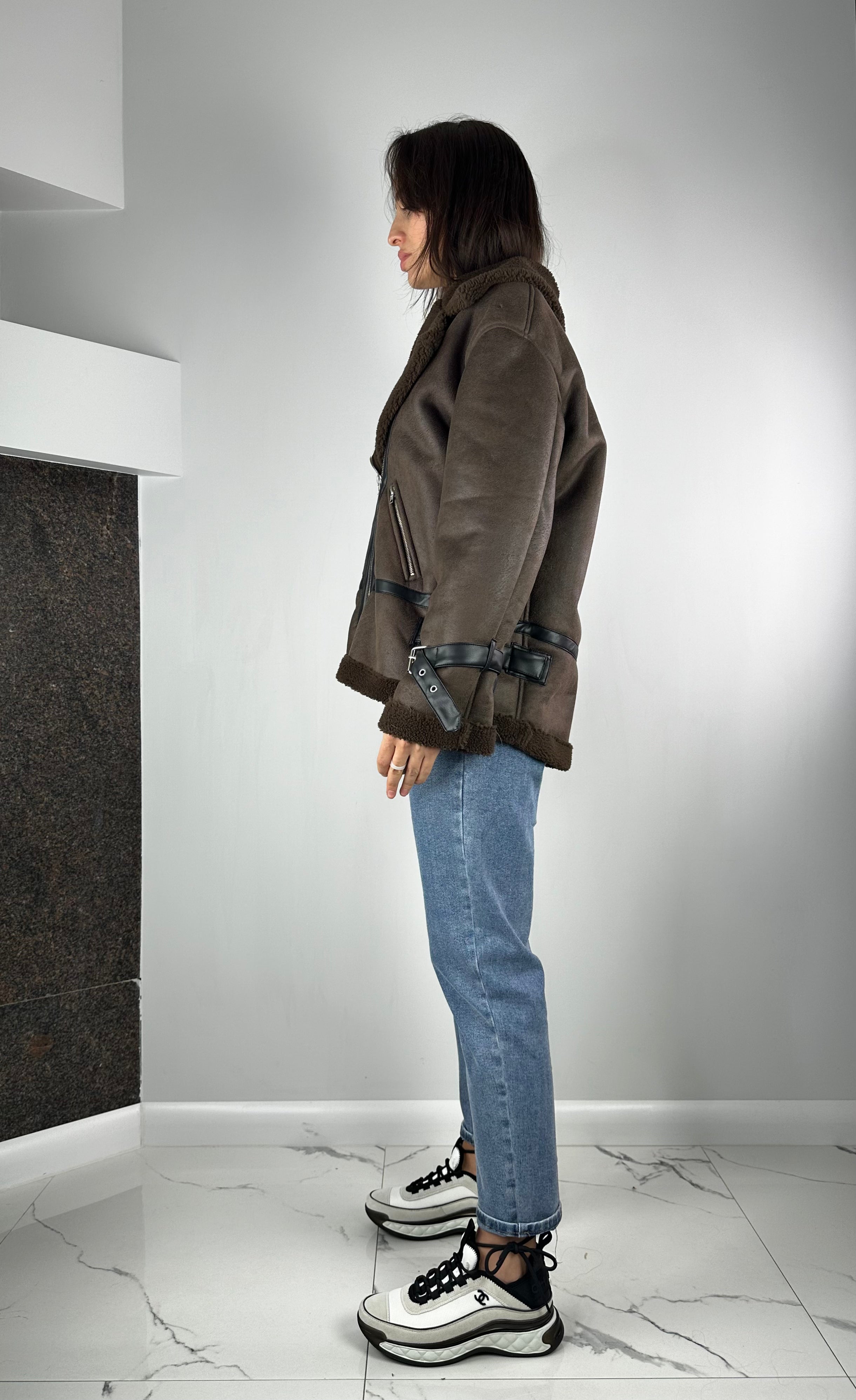 Brūns aitādas mētelis