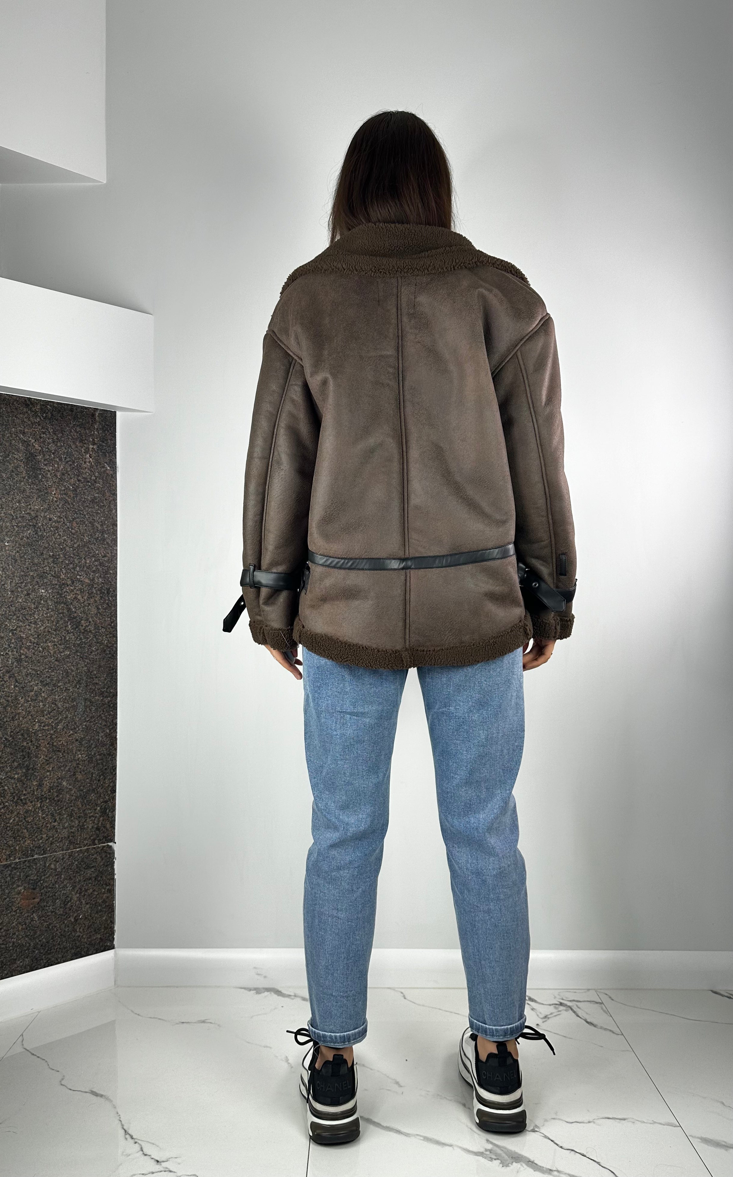 Brūns aitādas mētelis