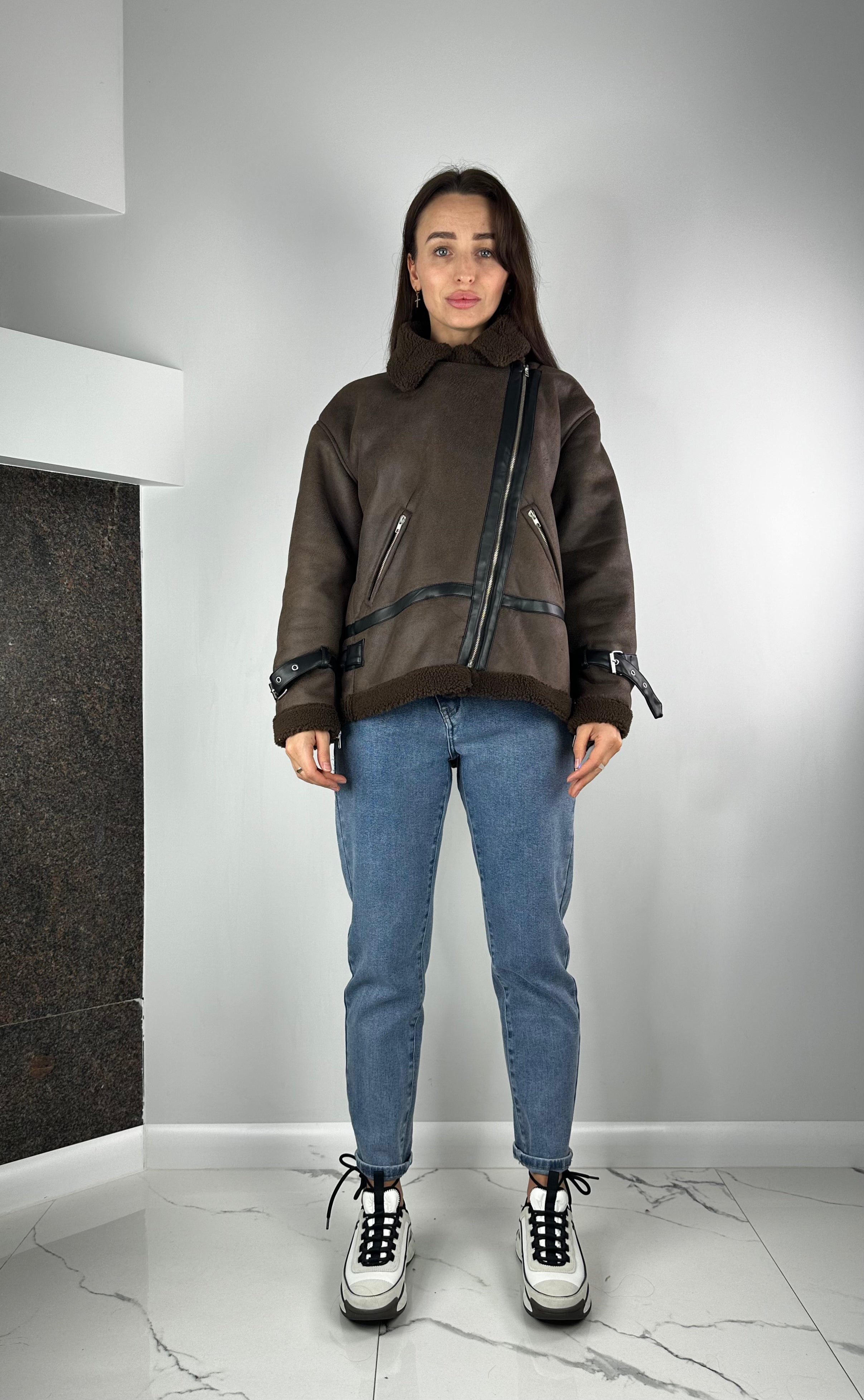 Brūns aitādas mētelis