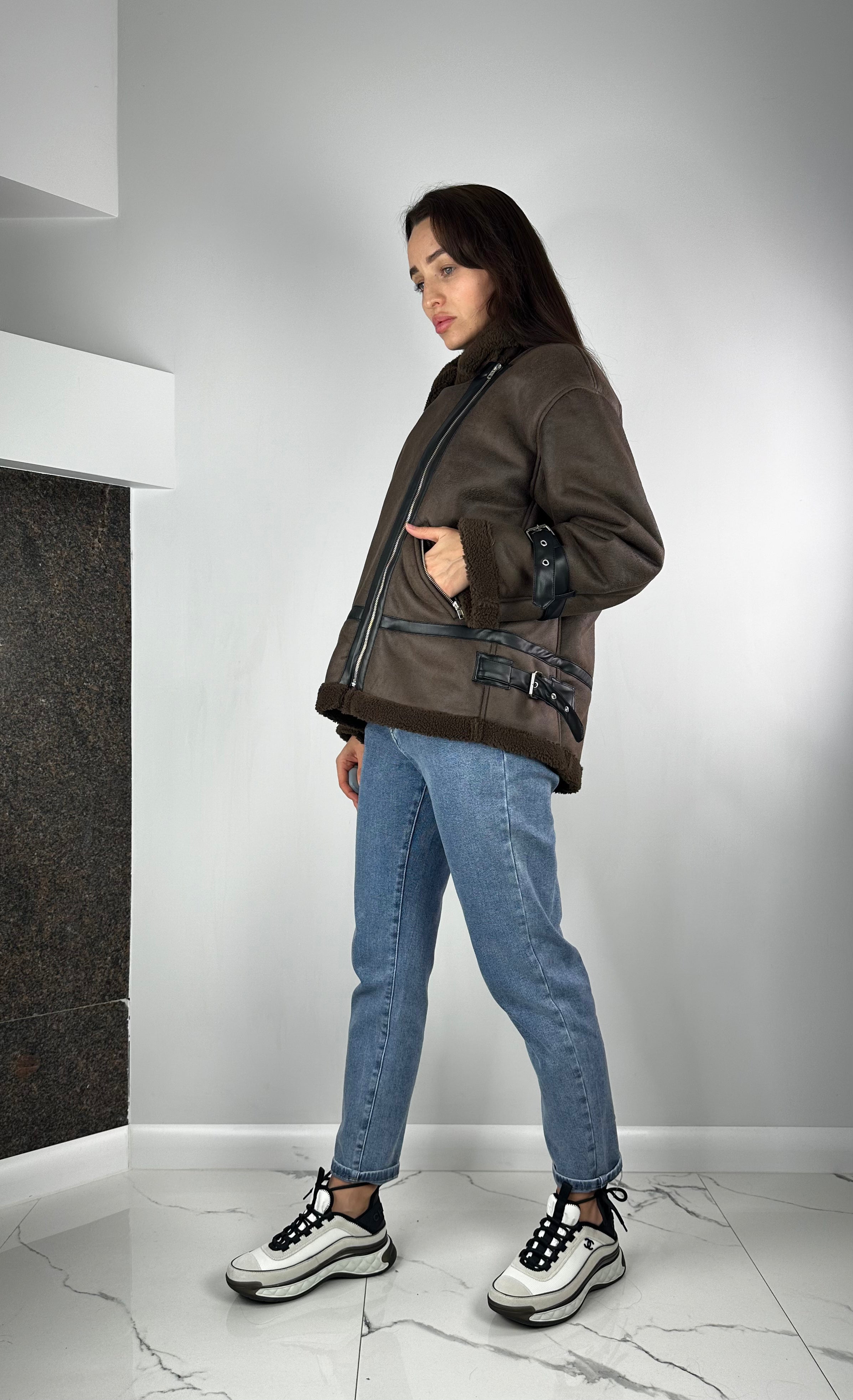 Brūns aitādas mētelis