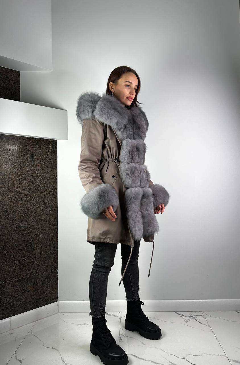 PARKA Baltic Classic kapučīno ar pelēku artic kažokādu un oderi Rex truša kažokāda sievietēm 95 cm