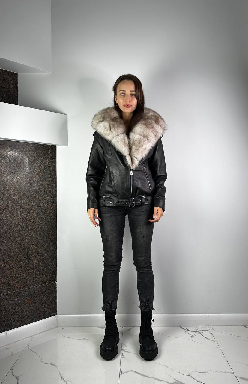 Melna ādas jaka sievietēm ar Artic Beigie kažokādu