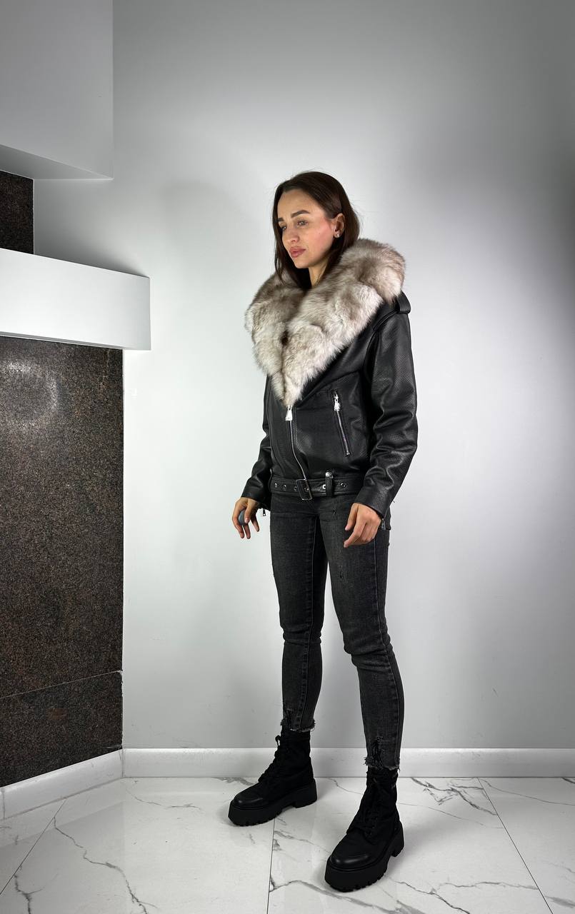 Melna ādas jaka sievietēm ar Artic Beigie kažokādu