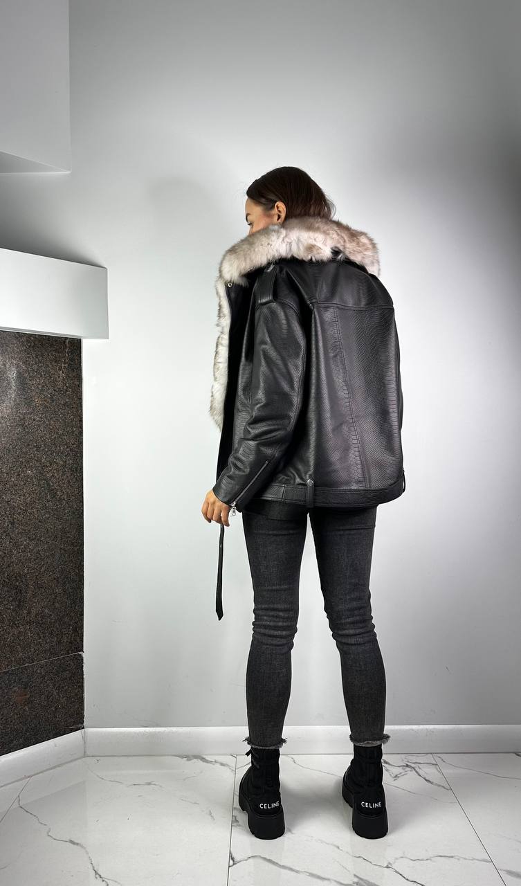 Melna ādas jaka sievietēm ar Artic Beigie kažokādu