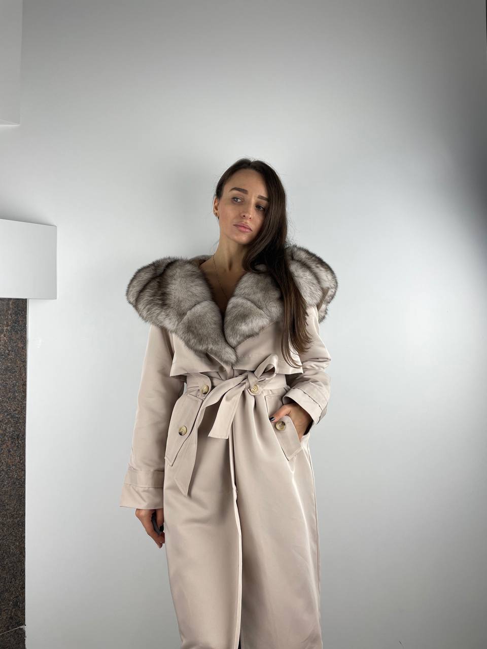 Parka-Trench Baltic Aivori ar Beigie Artic kažokādu un oderi Rex truša kažokādu vai sieviešu 110 cm