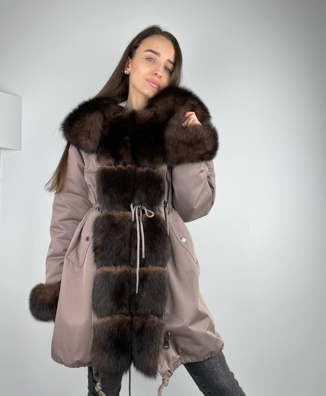 Parka Baltic Classic Cappuccino ar brūnu Artic kažokādu un oderi ar Rex truša kažokādu sievietēm 105 cm