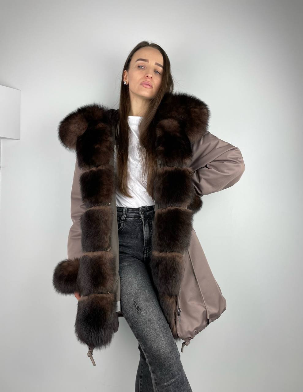 Parka Baltic Classic Cappuccino ar brūnu Artic kažokādu un oderi ar Rex truša kažokādu sievietēm 105 cm