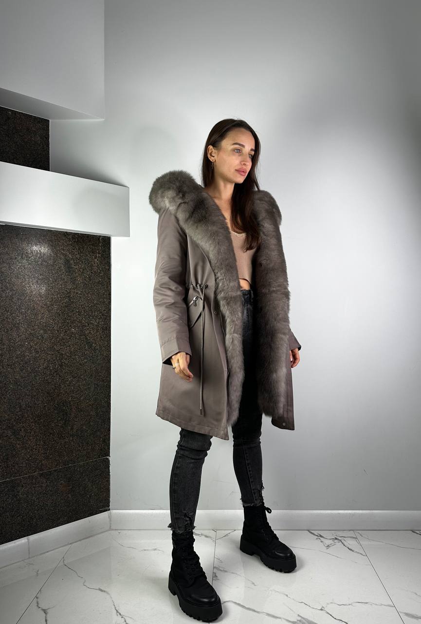 Parka Baltic XM kapučīno ar pelēku artic kažokādu un oderi Rex truša kažokādu sievietēm 90 cm