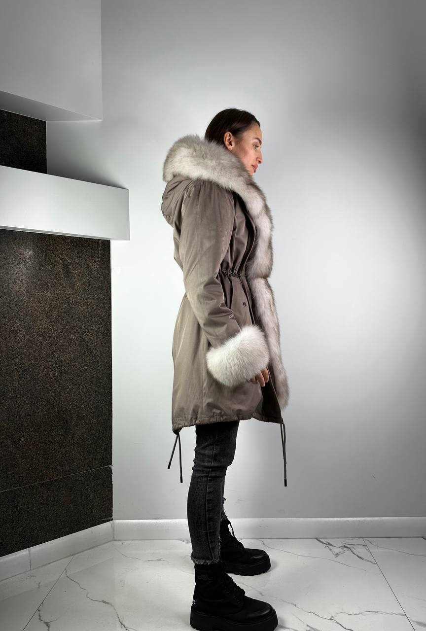 Parka Baltic Classic Cappuccino ar Beigie Artic kažokādu un oderi ar Rex truša kažokādu sievietēm 95 cm