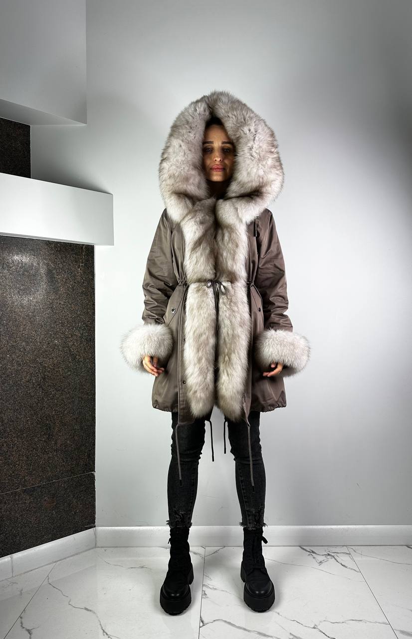 Parka Baltic Classic Cappuccino ar Beigie Artic kažokādu un oderi ar Rex truša kažokādu sievietēm 95 cm