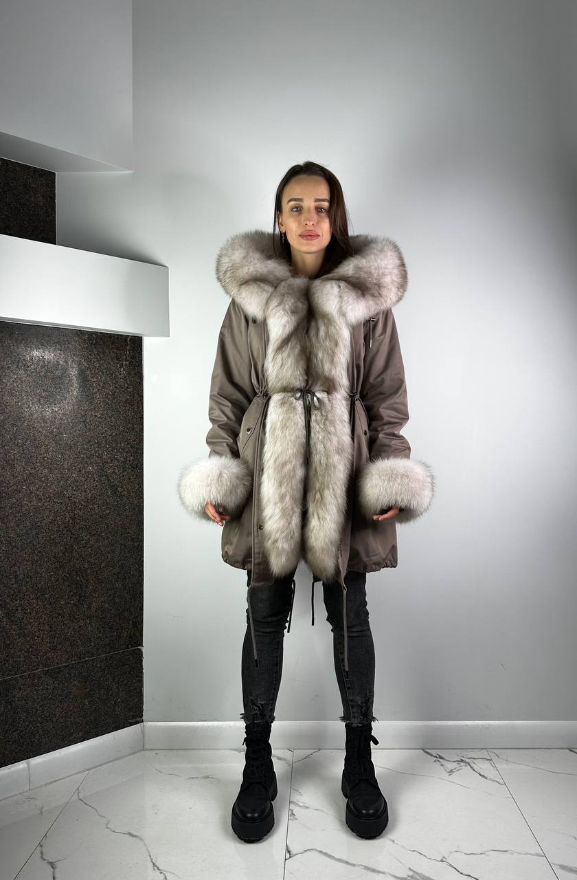 Parka Baltic Classic Cappuccino ar Beigie Artic kažokādu un oderi ar Rex truša kažokādu sievietēm 95 cm