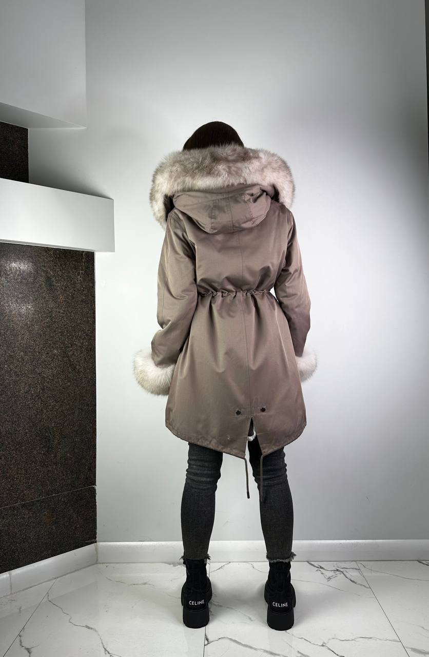 Parka Baltic Classic Cappuccino ar Beigie Artic kažokādu un oderi ar Rex truša kažokādu sievietēm 95 cm