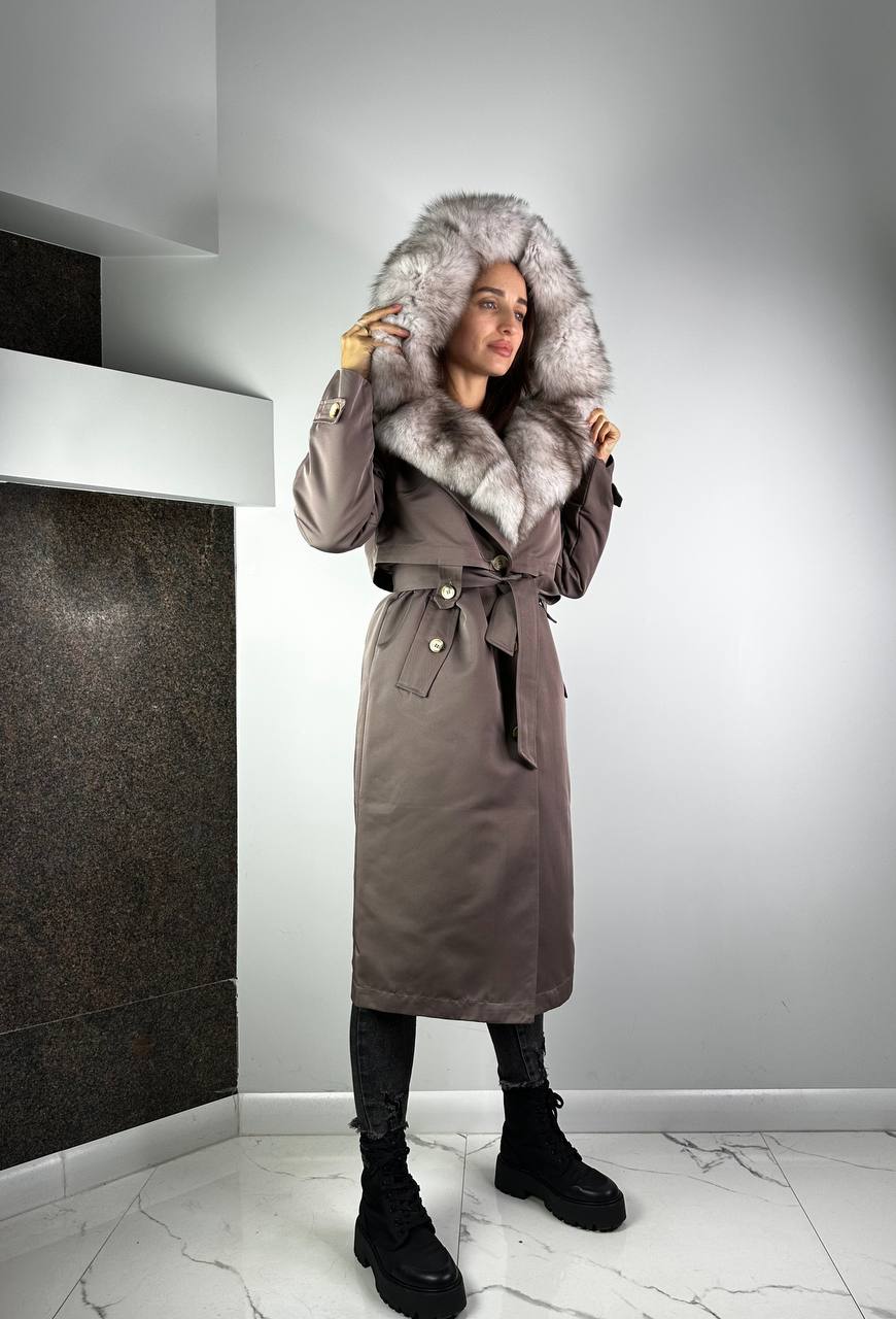 PARKA-TRENCH Baltic Cappuccino ar Beigie Artic kažokādu un oderi Rex truša kažokāda sievietēm 110 cm