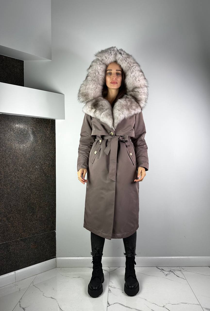 PARKA-TRENCH Baltic Cappuccino ar Beigie Artic kažokādu un oderi Rex truša kažokāda sievietēm 110 cm