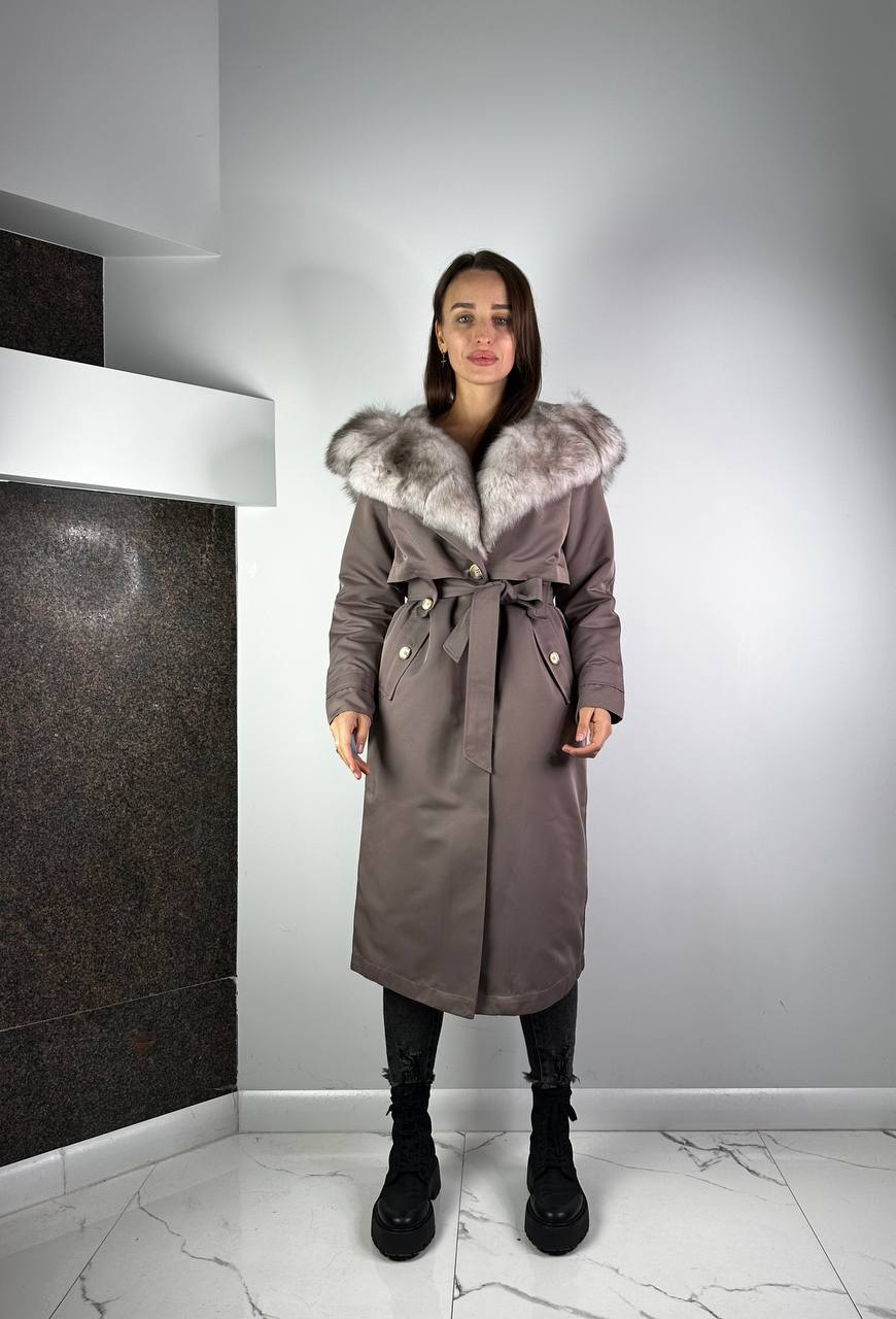 PARKA-TRENCH Baltic Cappuccino ar Beigie Artic kažokādu un oderi Rex truša kažokāda sievietēm 110 cm