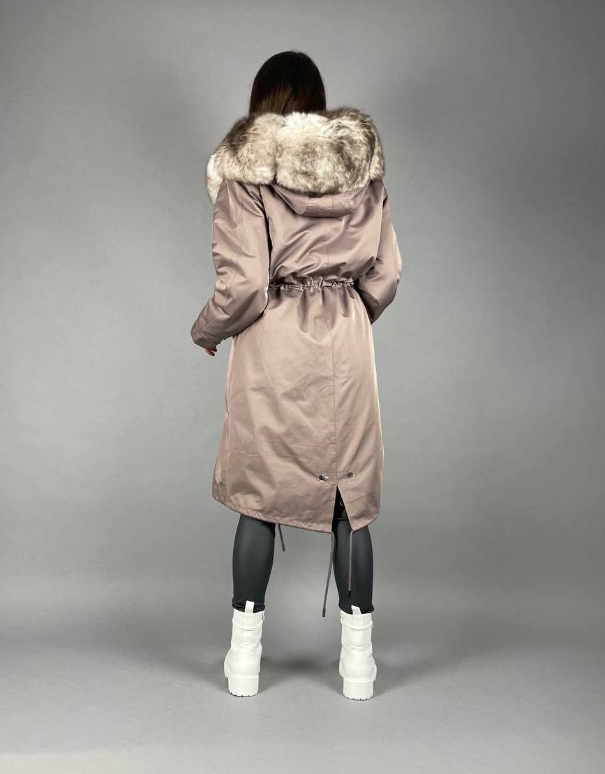 Parka Baltic Classic Cappuccino ar smilškrāsas Artic kažokādu un oderi Rex truša kažokāda sievietēm 110 cm