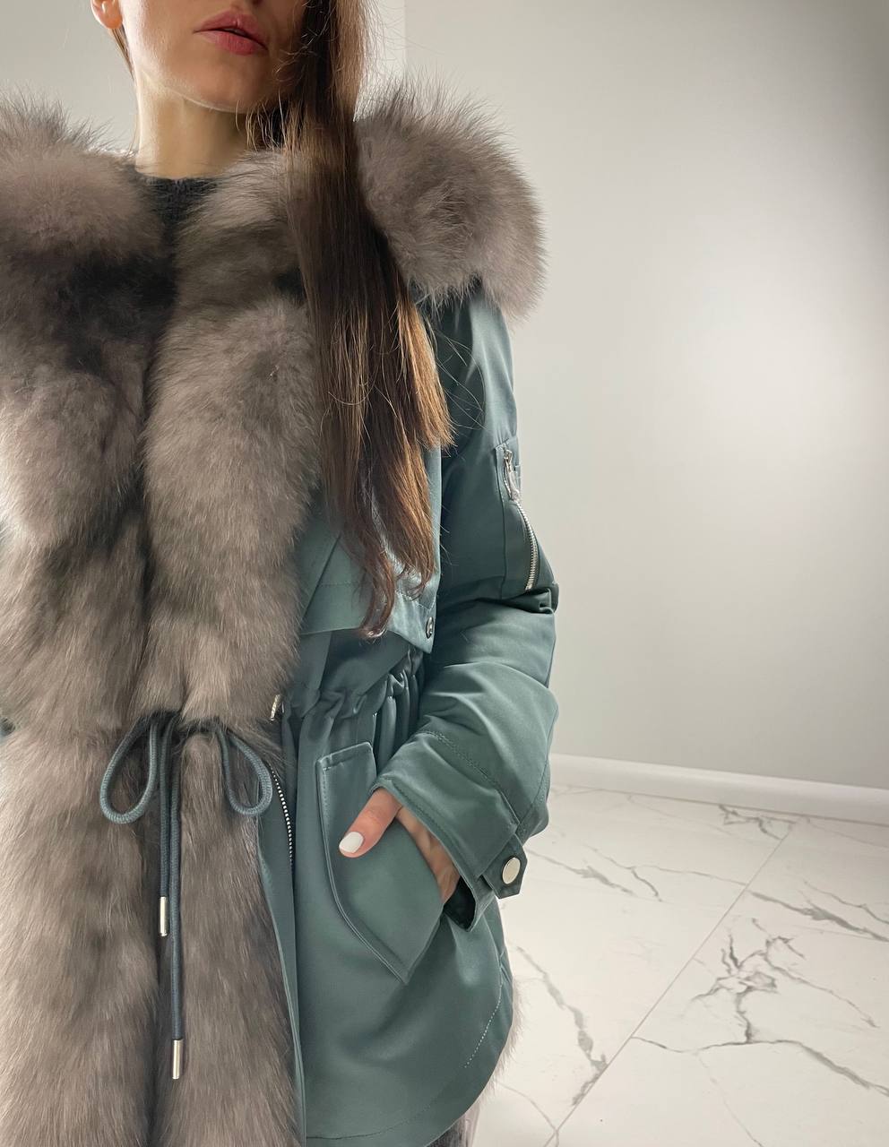 Parka Baltic XM Ocean ar pelēku Artic kažokādu un oderi Rex truša kažokāda sievietēm 70 cm