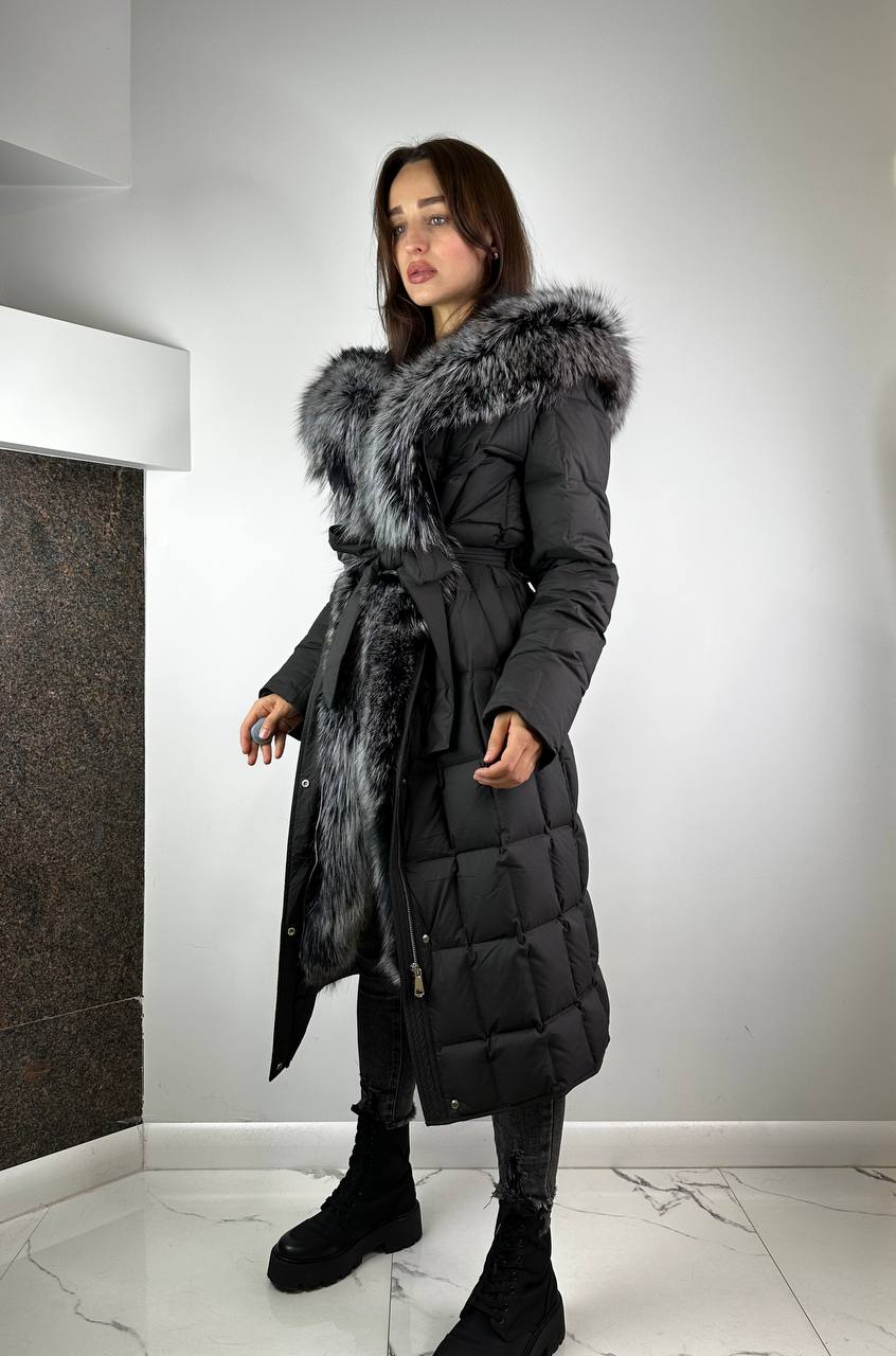 Dūnu jaka "Black Squares" ar sudraba lapsas kažokādu sievietēm "Baltic" 110 cm