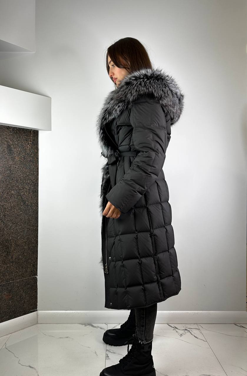 Dūnu jaka "Black Squares" ar sudraba lapsas kažokādu sievietēm "Baltic" 110 cm