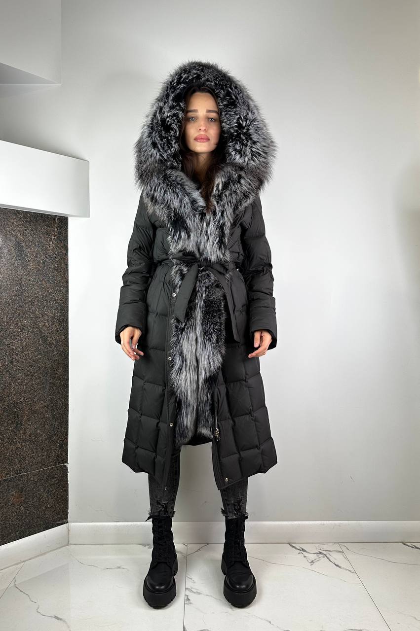 Dūnu jaka "Black Squares" ar sudraba lapsas kažokādu sievietēm "Baltic" 110 cm