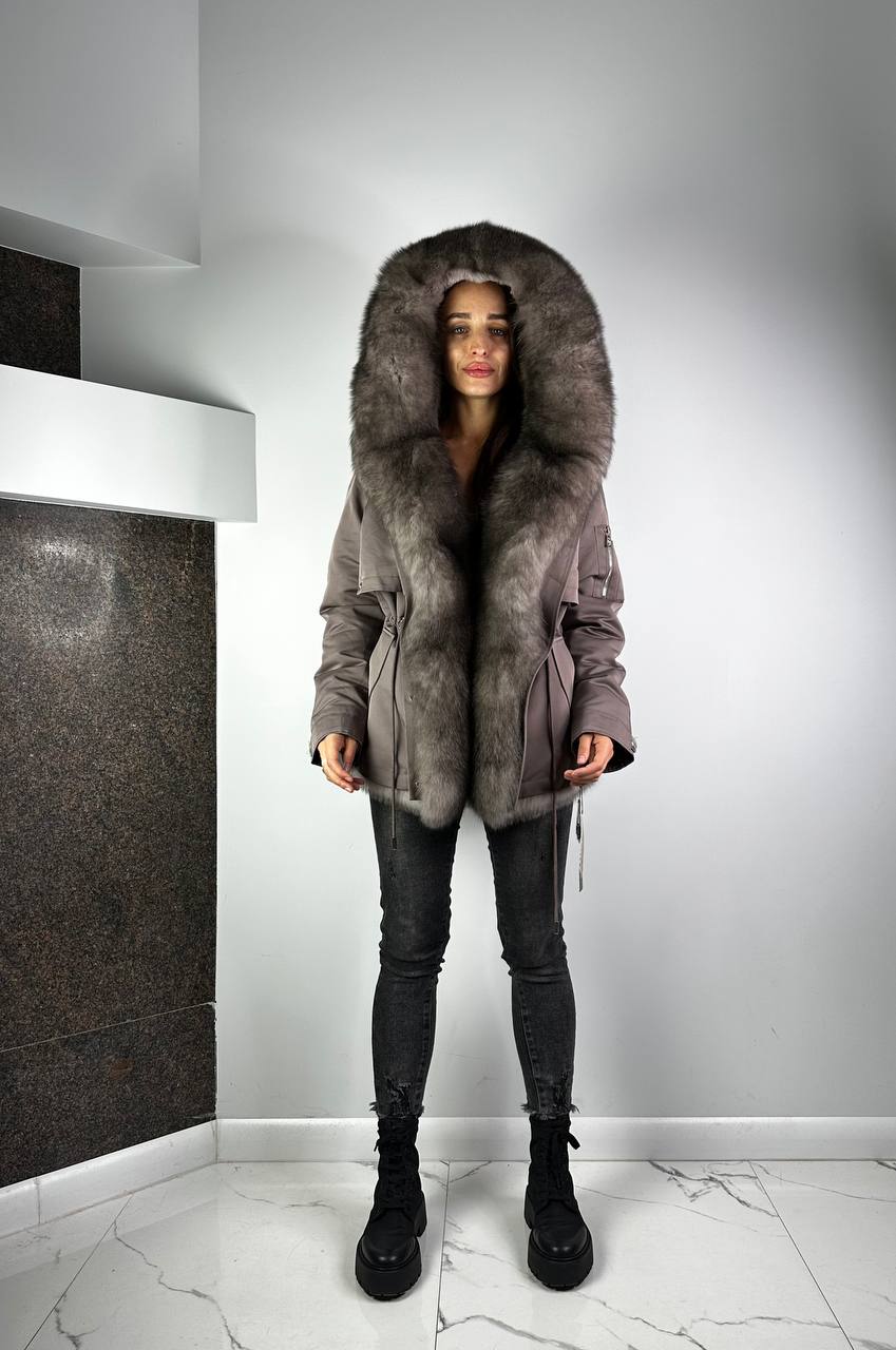 Parka Baltic XM kapučīno ar pelēku artic kažokādu un oderi Rex truša kažokādu sievietēm 70 cm
