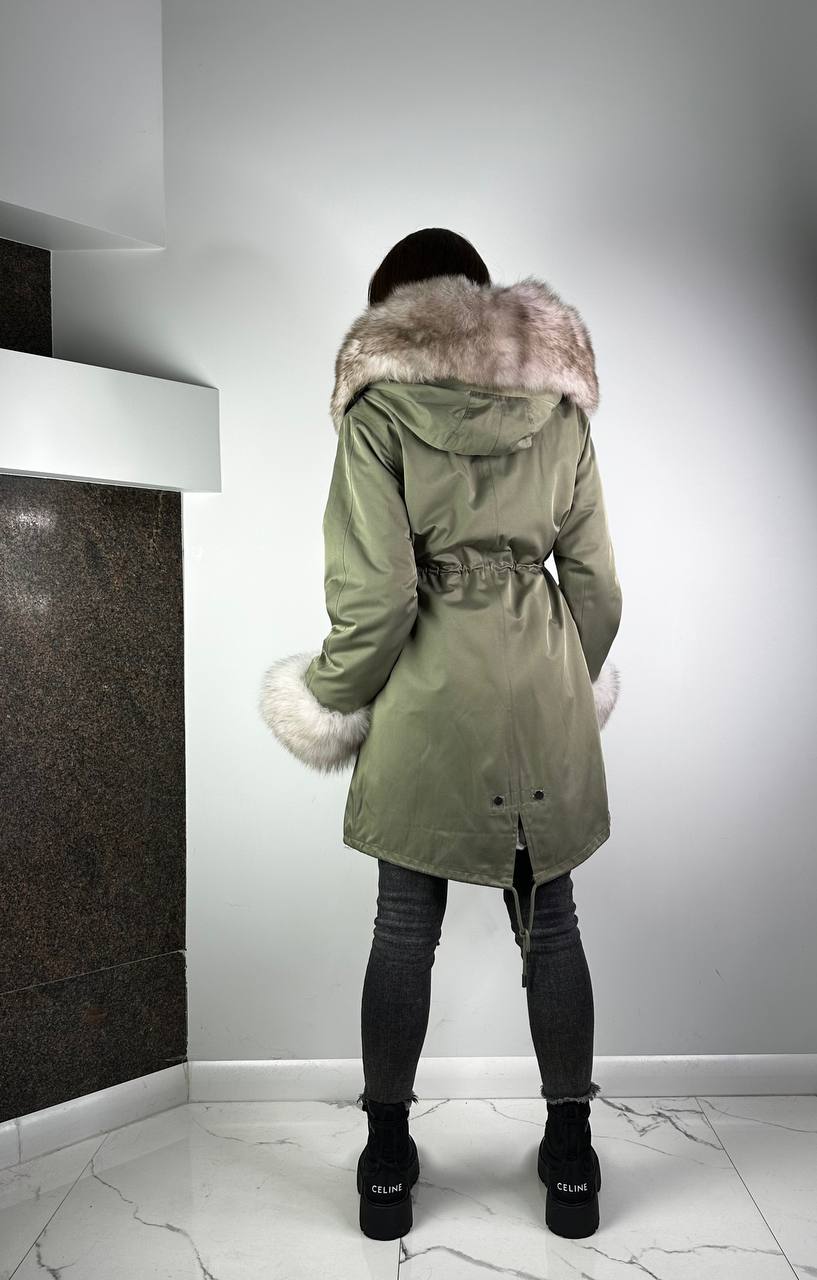 Parka Baltic Classic Olive ar balti melnu Artic kažokādu un oderi Rex truša kažokādu sievietēm 95 cm